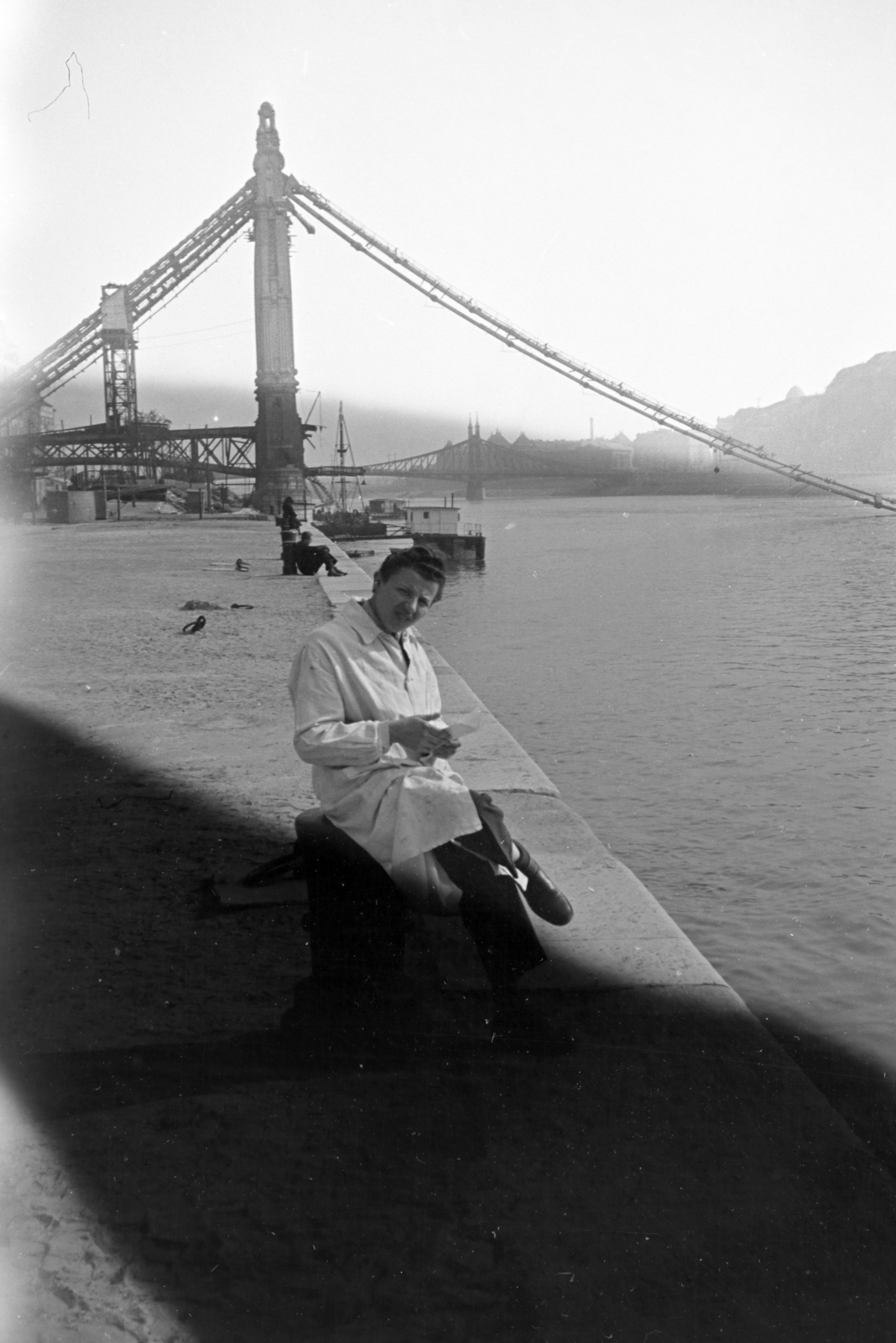 Hungary, Budapest V., a felvétel pesti alsó rakparton készült, háttérben a lerombolt Erzsébet híd., 1950, Faragó György, Budapest, sitting, man, shadow, wrecked bridge, Fortepan #261713