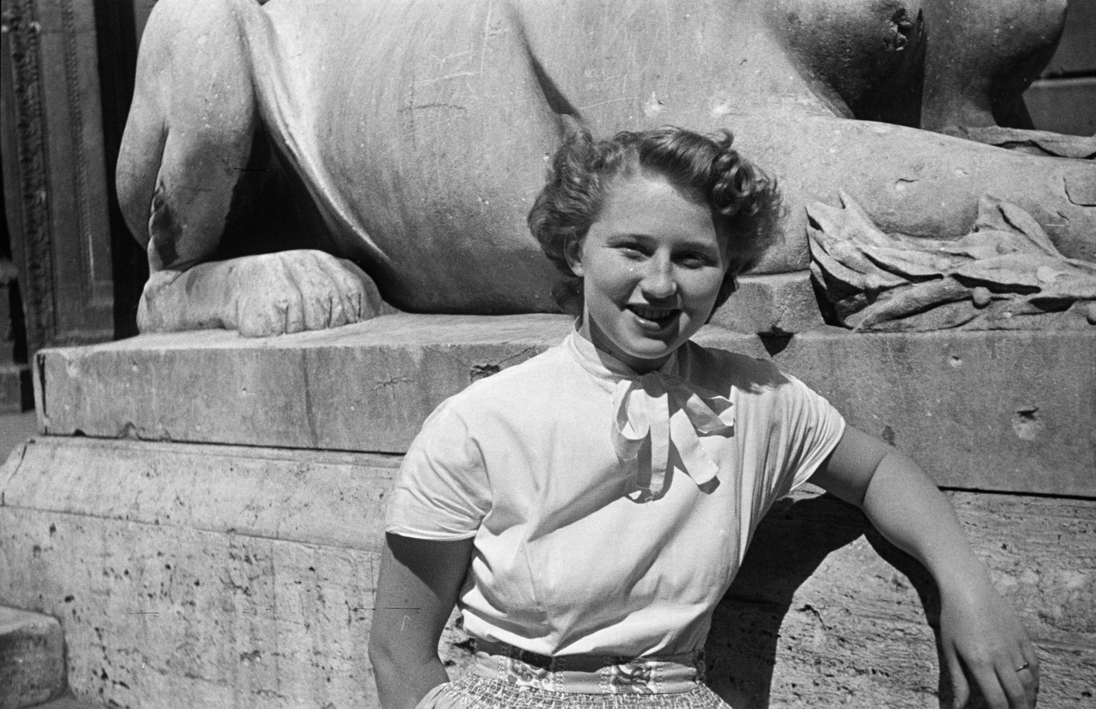 Magyarország, Budapest VI., Andrássy (Sztálin) út, a felvétel a Magyar Állami Operaház előtt készült., 1951, Faragó György, szfinx, Budapest, mosoly, hölgy, portré, golyónyom, Fortepan #261714