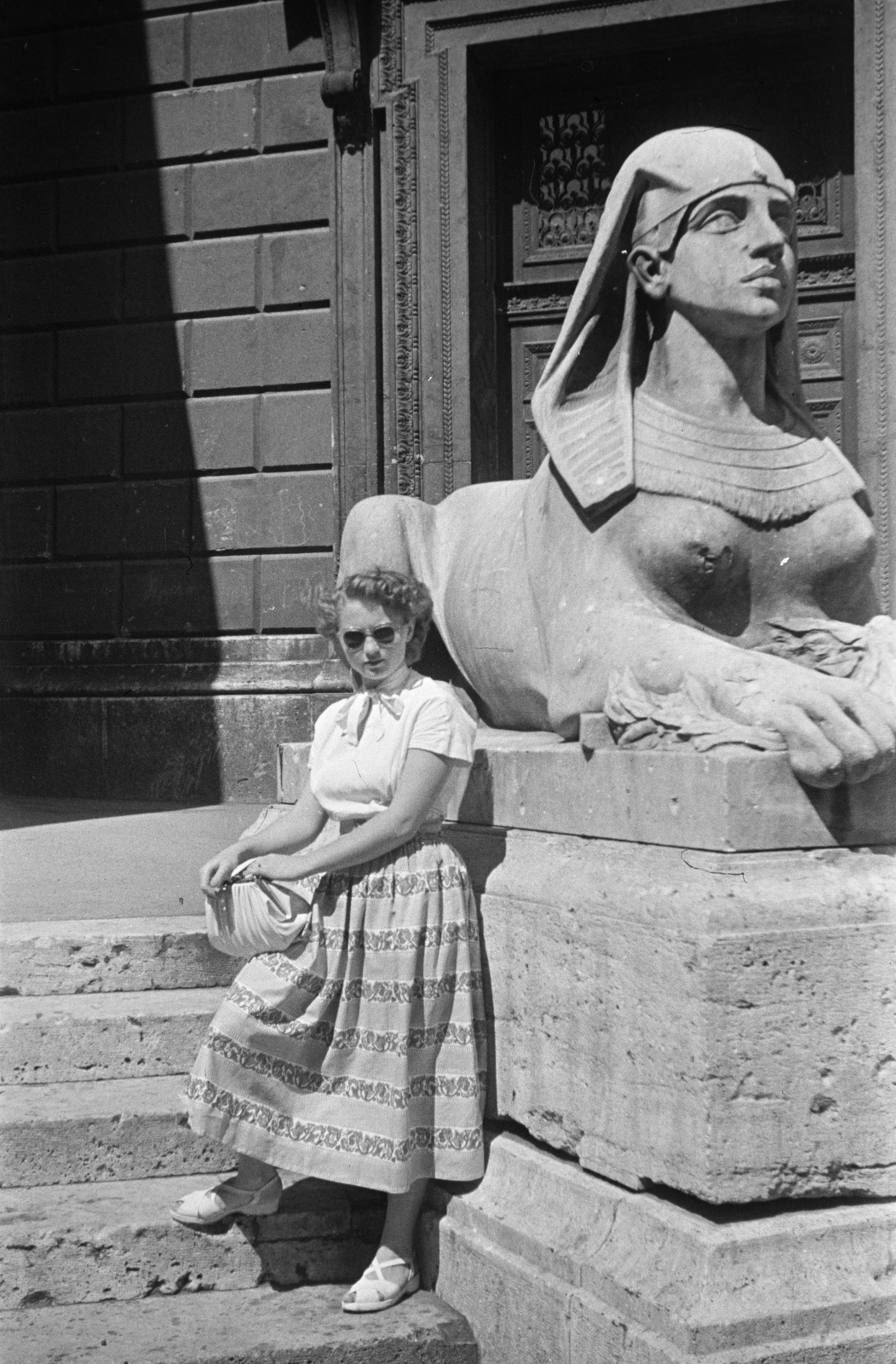 Hungary, Budapest VI., Andrássy (Sztálin) út, a felvétel a Magyar Állami Operaház előtt készült., 1951, Faragó György, sphinx, opera house, Budapest, lady, Fortepan #261715