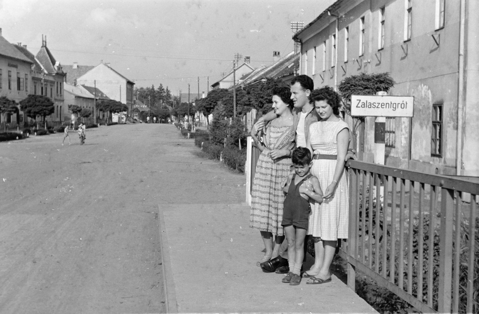 Hungary, Zalaszentgrót, Batthyány Lajos utca., 1959, Faragó György, family, place-name signs, three people, Fortepan #261724