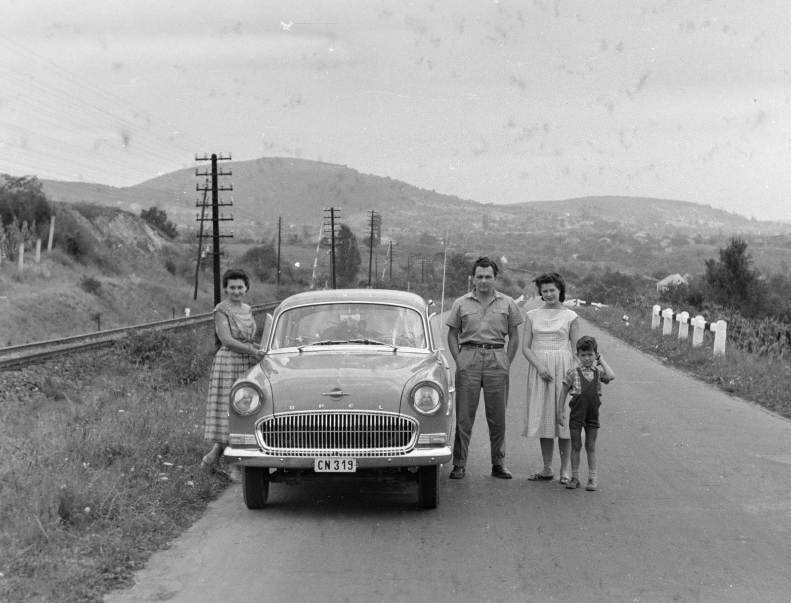 Magyarország,Balaton, Csopak, 71-es főút, háttérben a Völgy utcai vasúti átjáró., 1959, Faragó György, rendszám, automobil, család, Opel Rekord, Fortepan #261734