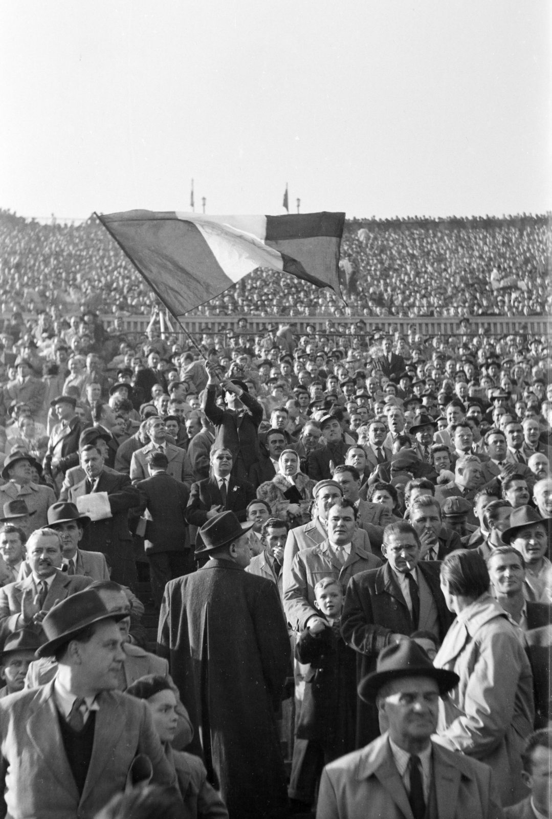 Hungary, Népstadion, Budapest XIV., Magyarország - Franciaország (2:0) válogatott labdarúgó-mérkőzés 1957. október 6-án., 1957, Faragó György, Best of, Budapest, auditorium, mass, flag, Fortepan #261754