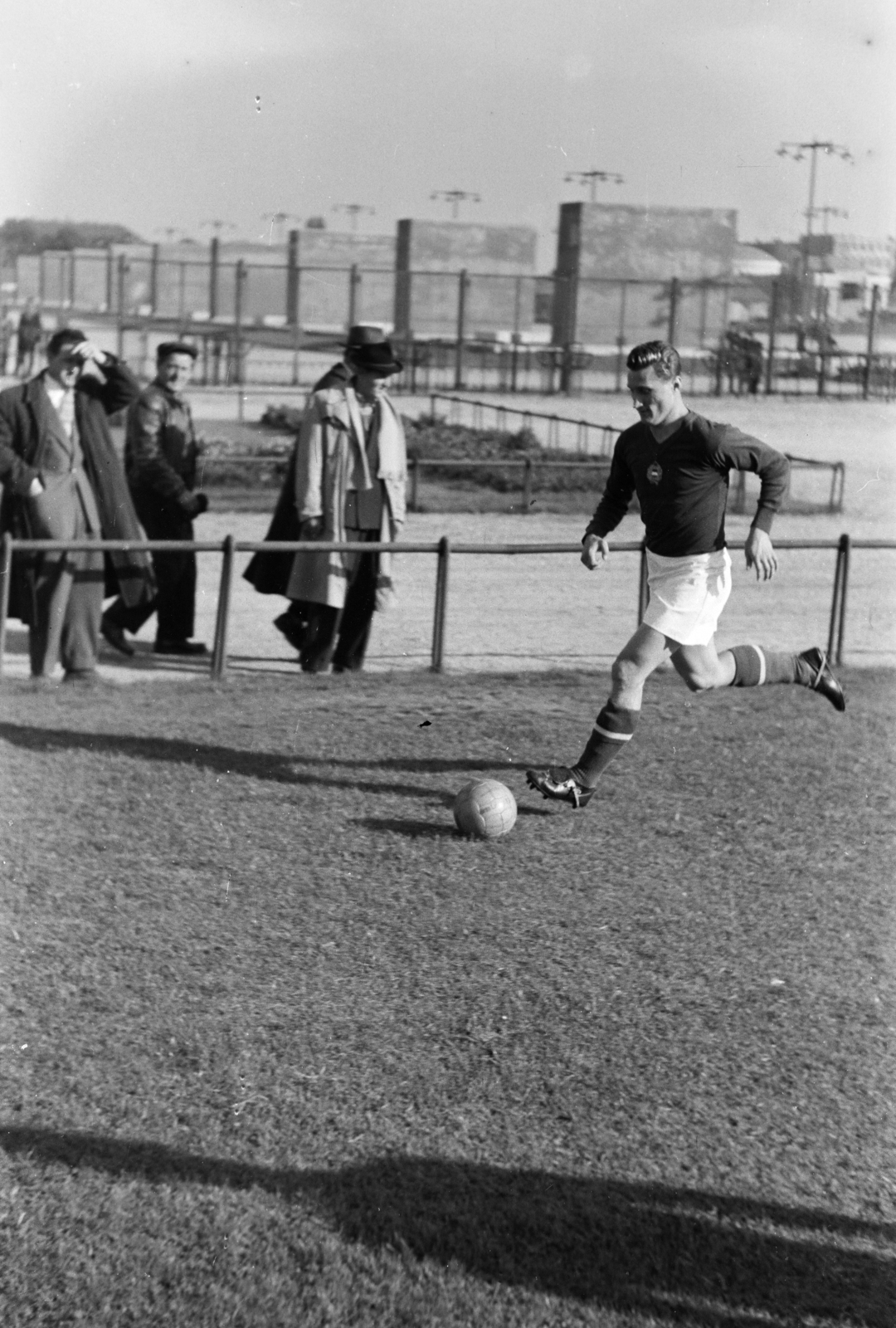 Hungary, Népstadion, Budapest XIV., Machos Ferenc bemelegít a Népstadion parkjában. A felvétel a Magyarország - Franciaország (2:0) válogatott labdarúgó-mérkőzés előtt készült 1957. október 6-án., 1957, Faragó György, Budapest, celebrity, Fortepan #261755