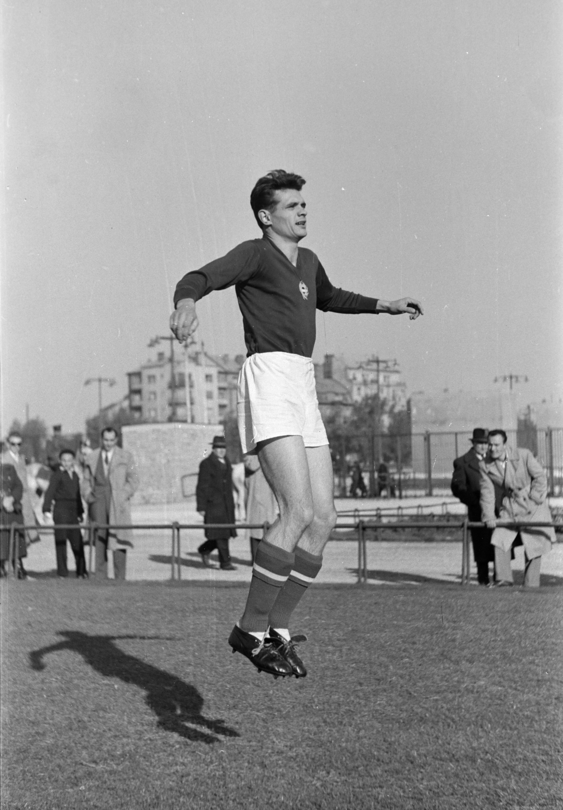 Hungary, Budapest XIV., Mátrai Sándor bemelegít a Népstadion parkjában. A felvétel a Magyarország - Franciaország (2:0) válogatott labdarúgó-mérkőzés előtt készült 1957. október 6-án., 1957, Faragó György, Budapest, celebrity, Fortepan #261756