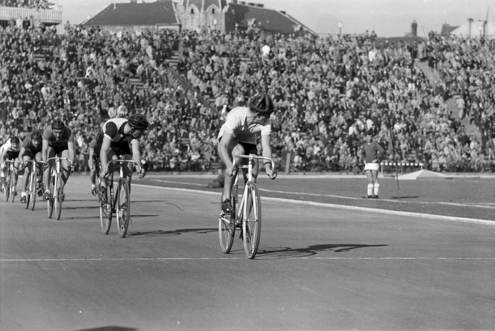 Hungary, Népstadion, Budapest XIV., az Országos Torna és Sportbizottság / OTSB meghívásos kerékpáros salakpálya-versenye. A felvétel a magyar - svéd válogatott labdarúgó-mérkőzés alkalmával készült., 1955, Faragó György, bicycle, bicycle race, Budapest, racing bicycle, crash helmet, Fortepan #261760
