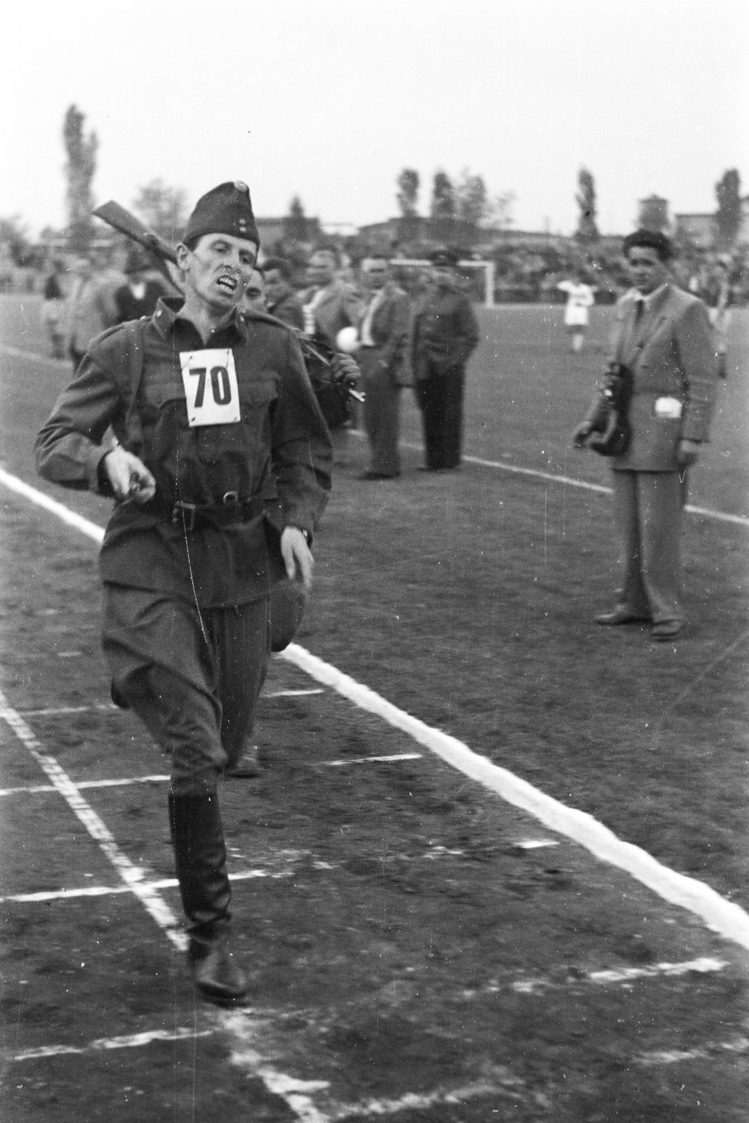 Hungary, Budapest XIX., Budapesti Honvéd SE pályája, katonák váltófutása., 1958, Faragó György, Budapest, starting number, competitive running, Fortepan #261765