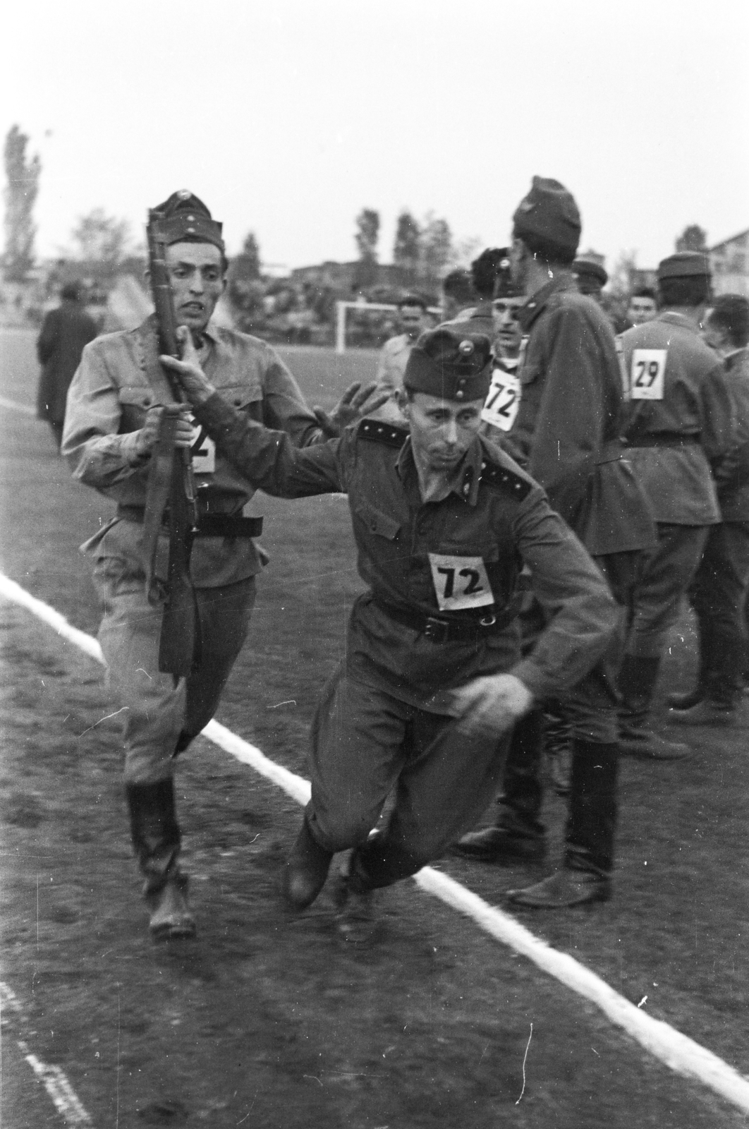 Hungary, Budapest XIX., Budapesti Honvéd SE pályája, katonák váltófutása., 1958, Faragó György, Budapest, starting number, weapon, Fortepan #261766