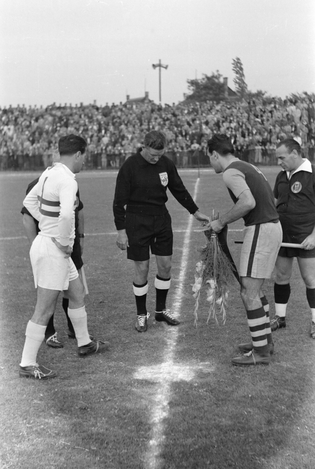 Hungary, Budapest XIX., a Budapesti Honvéd SE pályája. 1957.szeptember 29., Budapesti Honvéd - Dukla Prága 0-1, nemzetközi labdarúgó-mérkőzés. Térfelet választanak a csapatkapitányok, balra Bozsik József, középen a jugoszláv játékvezető Lemesics, jobbra Ladislav Novak., 1957, Faragó György, Budapest, celebrity, bouquet, referee, Fortepan #261768