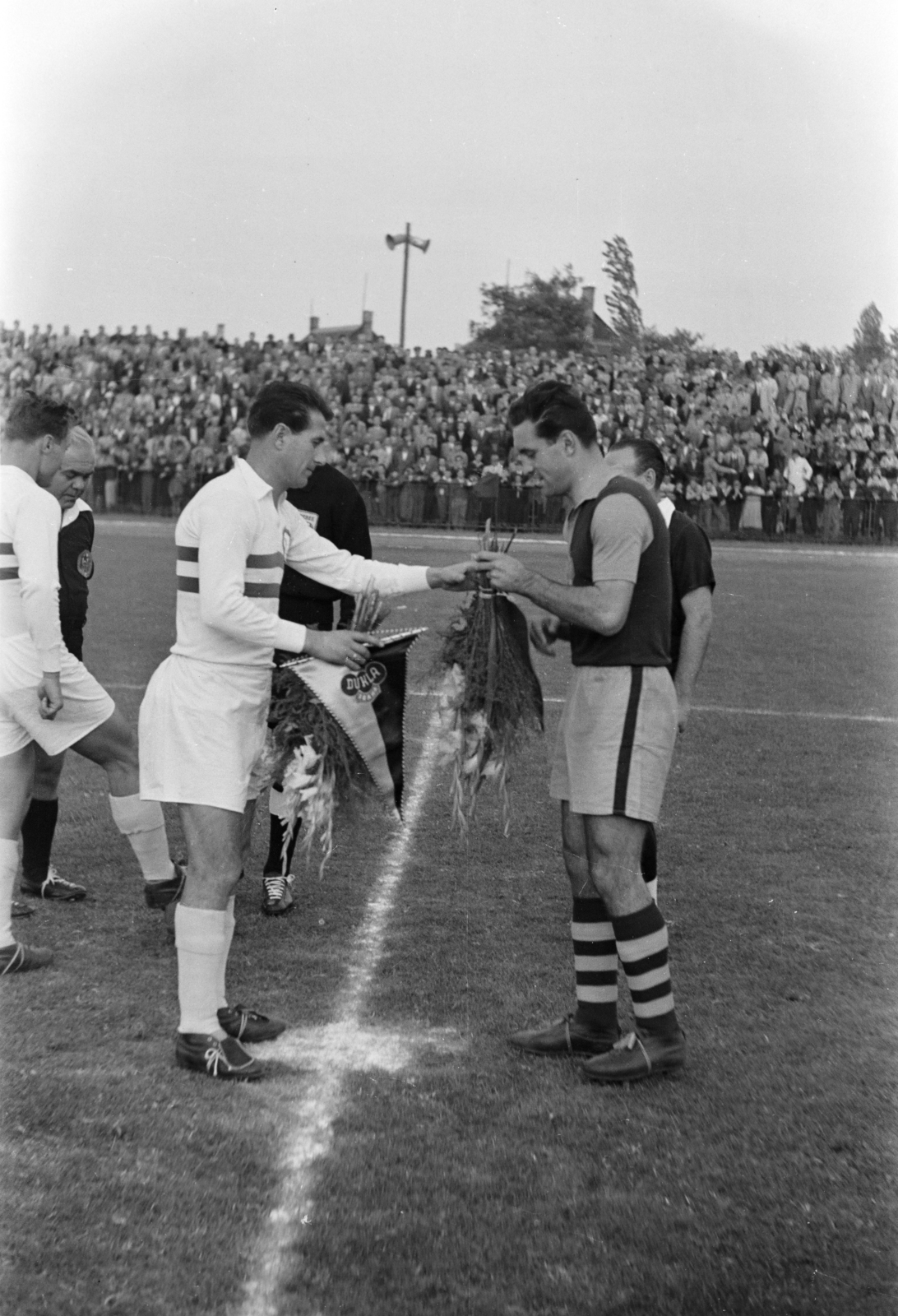 Hungary, Budapest XIX., a Budapesti Honvéd SE pályája. 1957.szeptember 29., Budapesti Honvéd - Dukla Prága 0-1, nemzetközi labdarúgó-mérkőzés. Bozsik József és Ladislav Novák csapatkapitányok zászlót cserélnek., 1957, Faragó György, Budapest, celebrity, Fortepan #261769