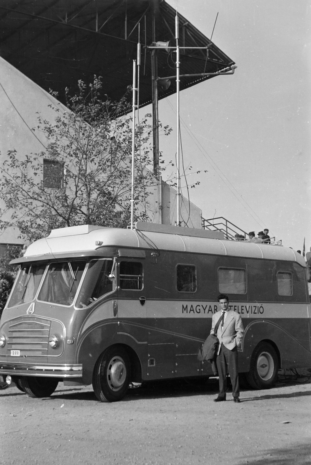 Hungary, Budapest XIX., a Budapesti Honvéd SE pályája. Az MTV közvetítőkocsija, Morris FE típusú kisbusz, előtte Budai Sándor labdarúgó. A sportsajtóban Budai III néven volt ismert., 1958, Faragó György, broadcast van, Morris-brand, Budapest, Fortepan #261776