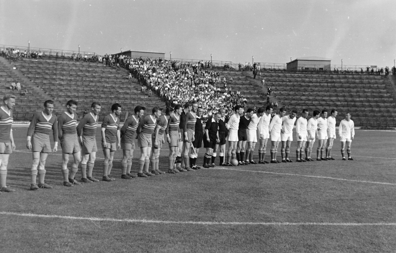 Magyarország, Népstadion, Budapest XIV., 1957. június 2., kettős mérkőzés. Ferencváros - Pécs-Baranya 3:0, tiszta fehérben a Ferencváros, balról jobbra Ombódi Imre, Gulyás Géza, Gerendás András, Mátrai Sándor, Kertész Tamás, Dalnoki Jenő, Vilezsál Oszkár, Fenyvesi Máté., 1957, Faragó György, Budapest, nézőtér, futballcsapat, Fortepan #261779