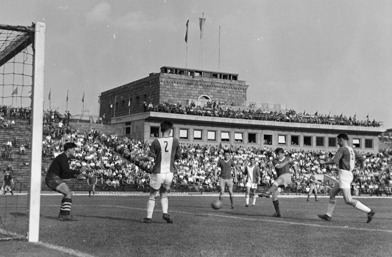 Hungary, Népstadion, Budapest XIV., 1957. június 2., kettős mérkőzés. Vasas - Szombathely 6:0, Csordás a csapata 6. gólját lövi. Varga kapus mellett Eckler (2) és jobbra Tarr (3) szombathelyi védők., 1957, Faragó György, Budapest, celebrity, sportsperson, Fortepan #261780