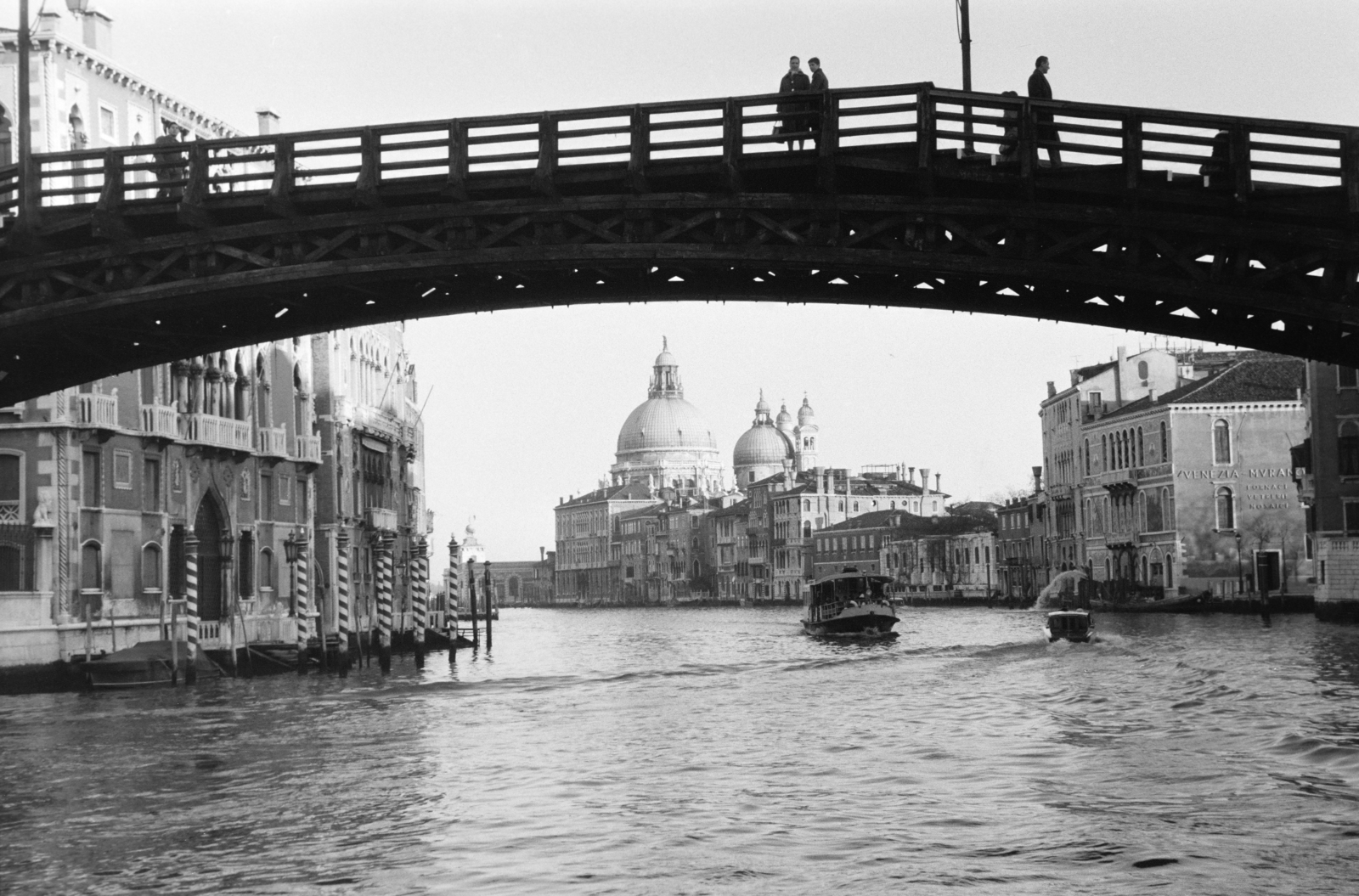 Olaszország, Velence, Canal Grande a felett átívelő Ponte dell'Accademia-nal, háttérben a Santa Maria della Salute fogadalmi templom., 1958, Faragó György, híd, hajó, csatorna, Fortepan #261792