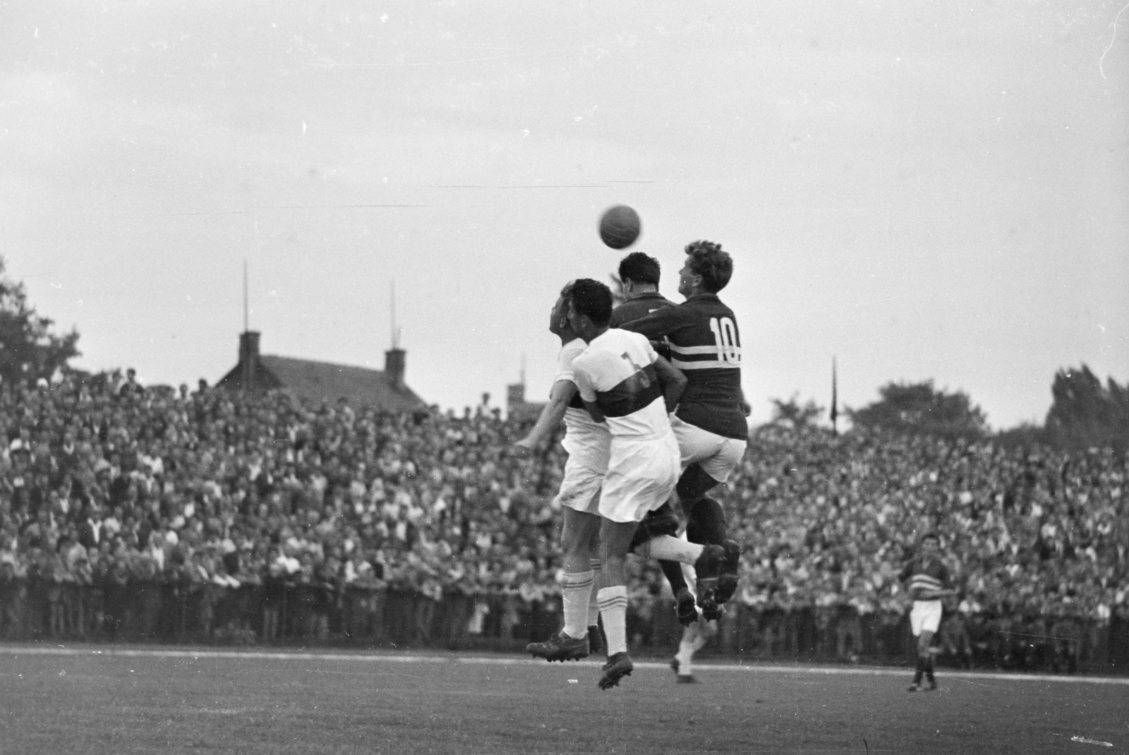 Magyarország, Budapest XIX., a Budapesti Honvéd SE újjáalakított pályája 1957.augusztus 24., Budapesti Honvéd – Tatabánya 1:2, Bozsik (5) és Tichy (10) fejpárbaja Guba és Kovács Sándor (3) tatabányai védőkkel., 1957, Faragó György, Budapest, híres ember, ugrás, Fortepan #261793