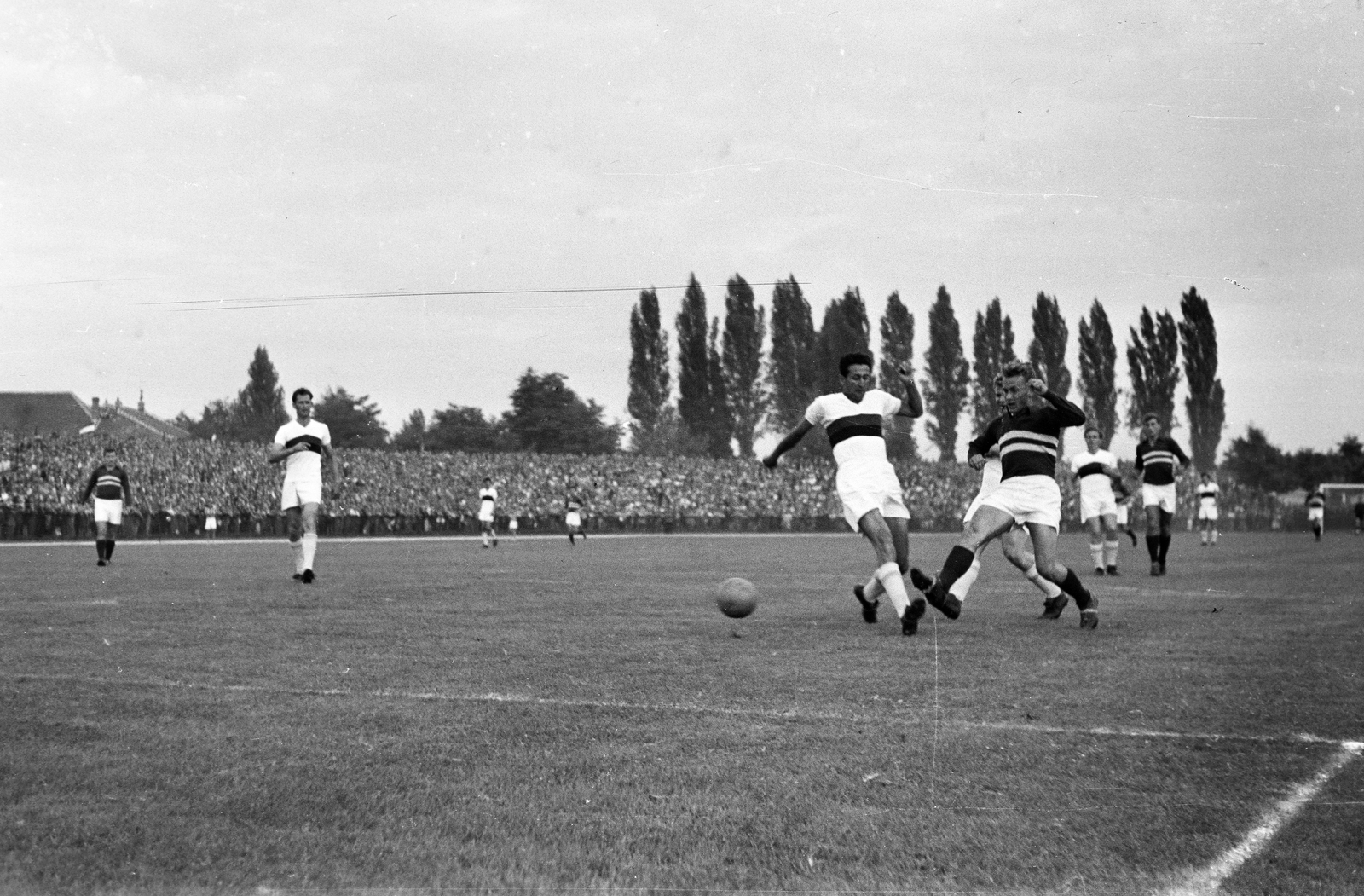 Hungary, Budapest XIX., a Budapesti Honvéd SE újjáalakított pályája 1957.augusztus 24., Budapesti Honvéd – Tatabánya 1:2, Kazinczy elől próbál menteni Kovács Sándor a tatabányai játékos., 1957, Faragó György, Budapest, celebrity, sportsperson, Fortepan #261794