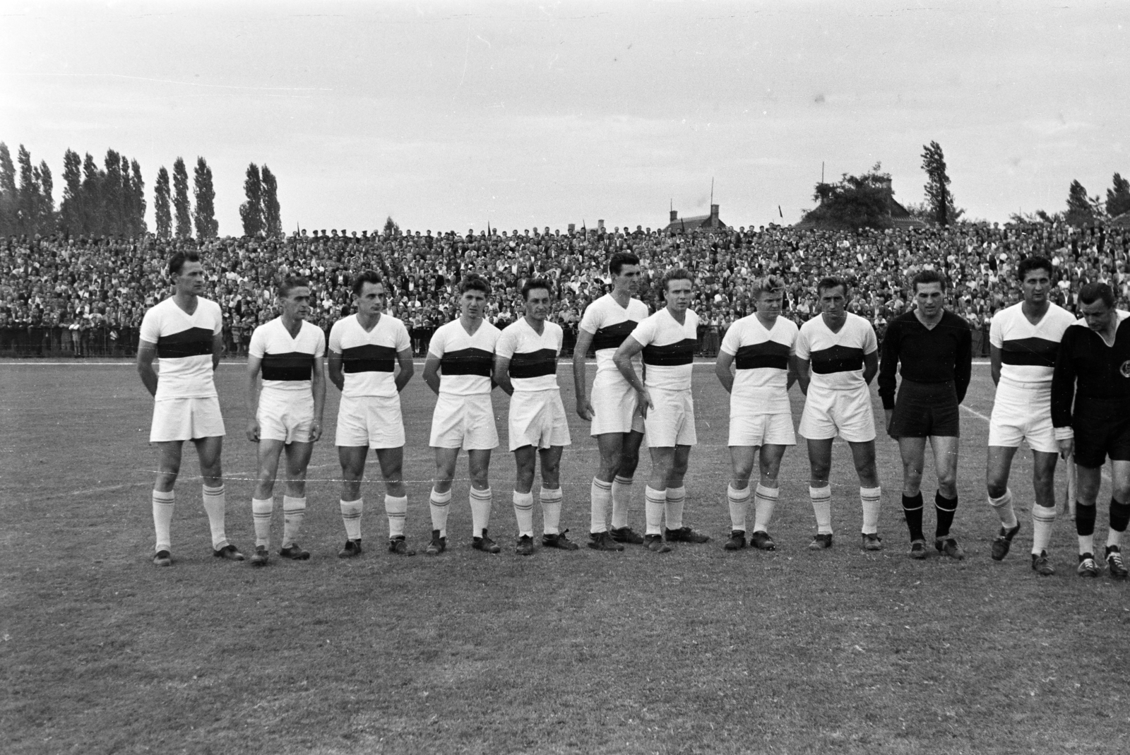 Hungary, Budapest XIX., a Budapesti Honvéd SE újjáalakított pályája 1957.augusztus 24., Budapesti Honvéd – Tatabánya 1:2. A Tatabánya játékosai, balról jobra Deli András, Szovják István, Dombai András, Lahos László, Farsang Ferenc, Peller Béla, Háry László, Guba Balázs, Lugosi János, Grosics Gyula, Kovács Sándor., 1957, Faragó György, Budapest, celebrity, soccer team, sportsperson, Fortepan #261798
