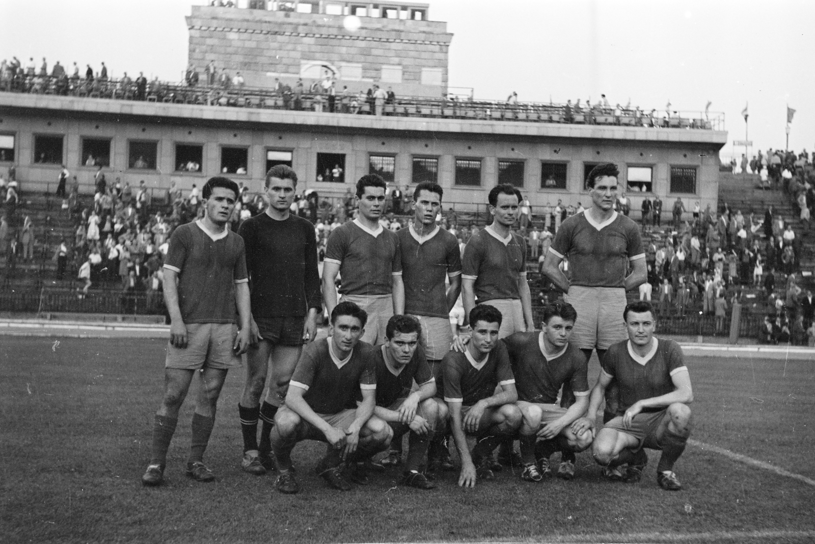 Magyarország, Népstadion, Budapest XIV., a felvétel az MTK - Vasas 3:2 (2:1) bajnoki labdarúgó-mérkőzés előtt készült 1957. június 8-án. A Vasas csapata, állnak Lenkei Sándor, Kovalik Ferenc, Sárosi László, Kaszás László, Kárpáti Béla, Szilágyi I Gyula. Guggolnak Raduly József, Berendi Pál, Bundzsák Dezső, Csordás Lajos, Kontha Károly., 1957, Faragó György, futballcsapat, Budapest, Fortepan #261812