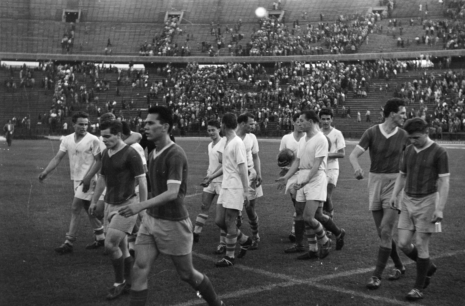 Hungary, Népstadion, Budapest XIV., a felvétel az MTK - Vasas 3:2 (2:1) bajnoki labdarúgó-mérkőzés végén készült 1957. június 8-án. Levonulnak a csapatok, Berendi, Kaszás, Szilágyi I, Csordás – mögöttük: Hidegkuti, Kovács Imre, Bödör., 1957, Faragó György, football, auditorium, Budapest, Fortepan #261813