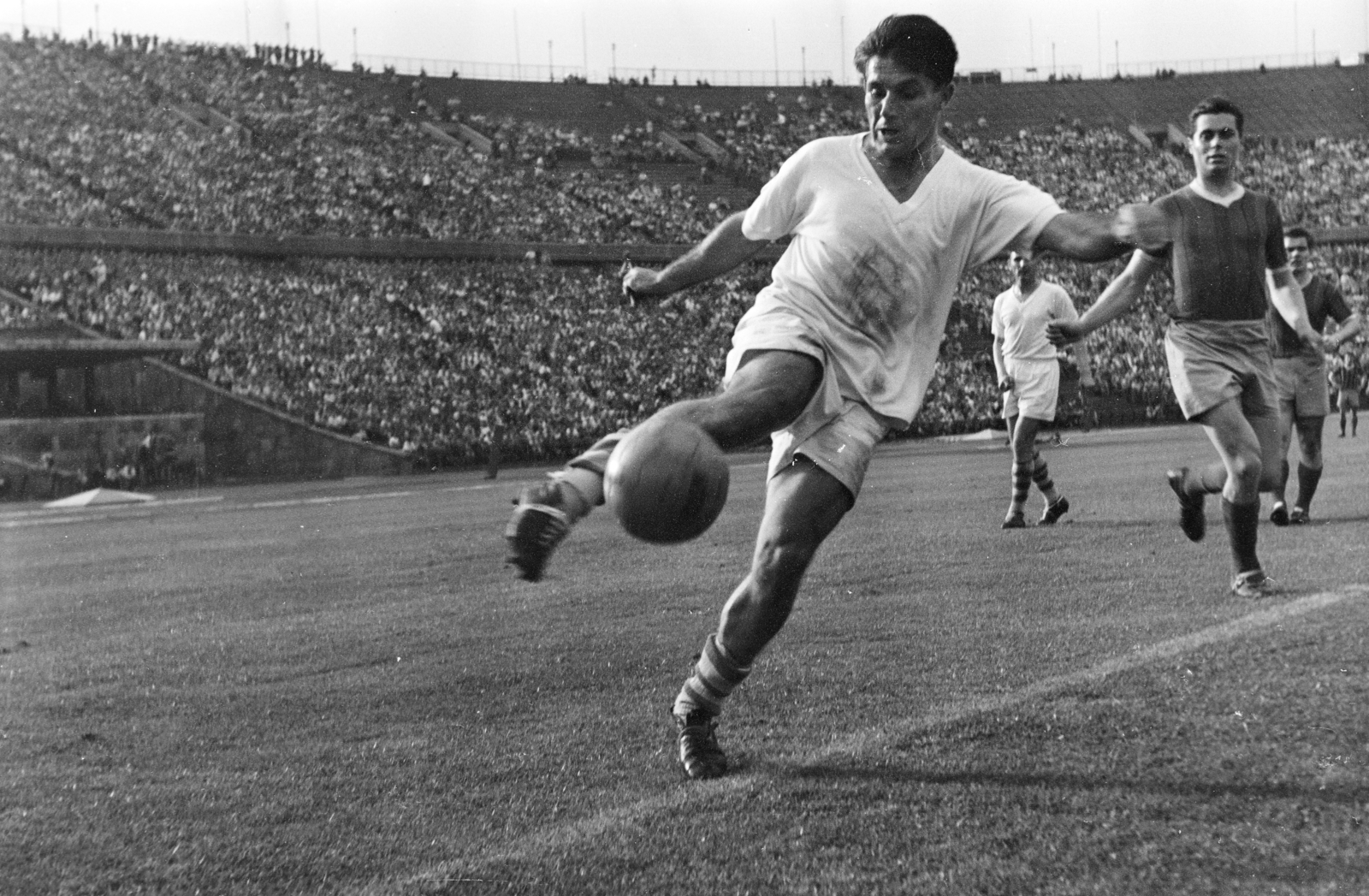 Hungary, Népstadion, Budapest XIV., a felvétel az MTK - Vasas 3:2 (2:1) bajnoki labdarúgó-mérkőzésen, 1957. június 8-án készült. Sándor kapura lő, mögötte Sárosi, Berendi és Hidegkuti., 1957, Faragó György, football, Budapest, Fortepan #261815