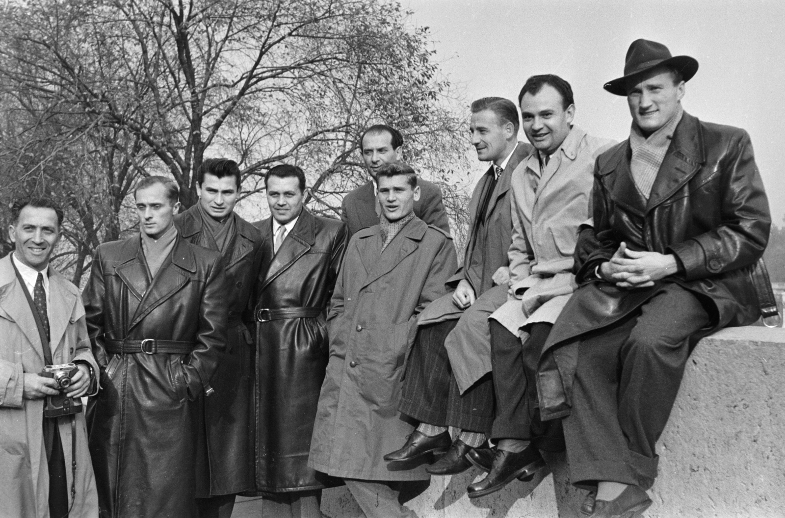 Franciaország, Párizs, Quai Valéry-Giscard-d'Estaing (quai Anatole-France), a felvétel a Budapesti Honvéd túráján készült. Balról a második Rákóczi László, mellette Solti István, Marosi Károly, Tichy Lajos mögött Östreicher Emil intéző, majd Lóránt Gyula, jobb szélen Machos Ferenc., 1955, Faragó György, bőrkabát, fényképezőgép, csoportkép, Fortepan #261823