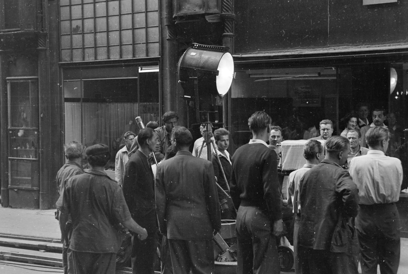 Hungary, Budapest V., Kígyó utca, a felvétel az Apostolok étterem előtt, a Csendes otthon című filmvígjáték forgatásán készült, az operatőr Eiben István., 1957, Faragó György, filming, Budapest, Fortepan #261829