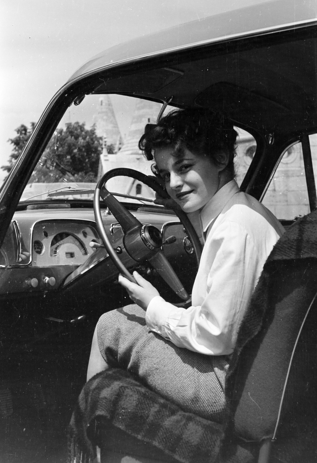 Hungary, Budapest I., Szentháromság tér, a felvétel a Halászbástyánál készült., 1958, Faragó György, girls'n'cars, Budapest, Fortepan #261833