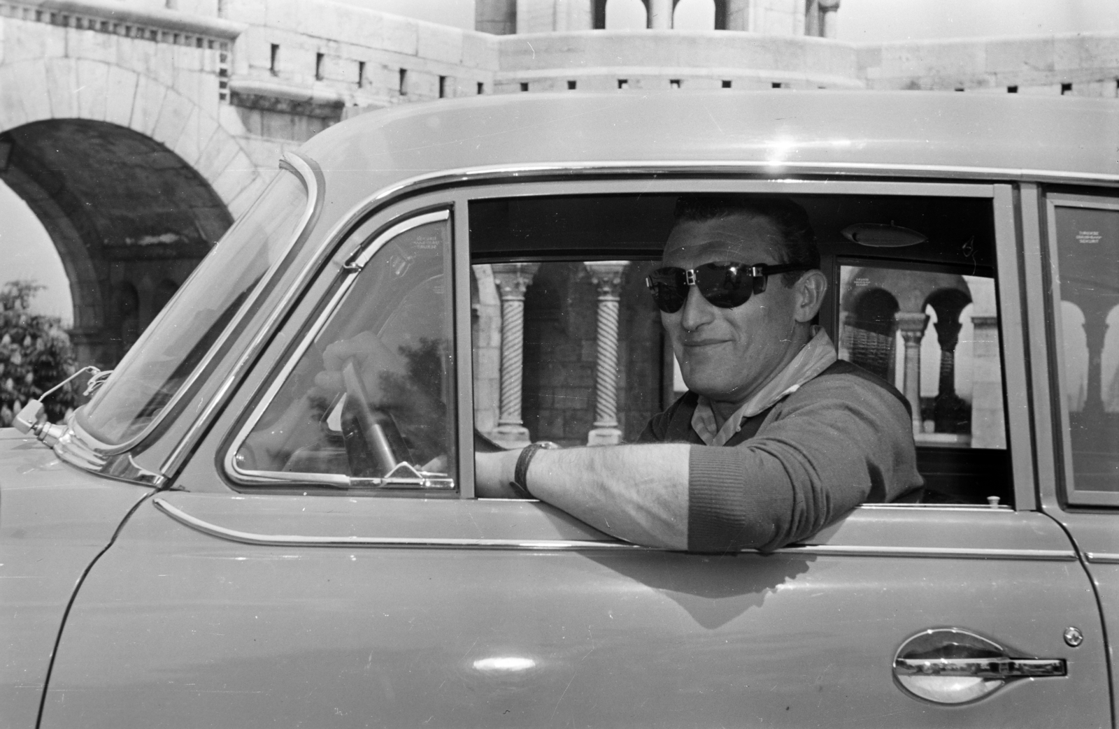 Hungary, Budapest I., Szentháromság tér, a felvétel a Halászbástyánál készült., 1958, Faragó György, Budapest, smile, shades, chauffeur, Fortepan #261835