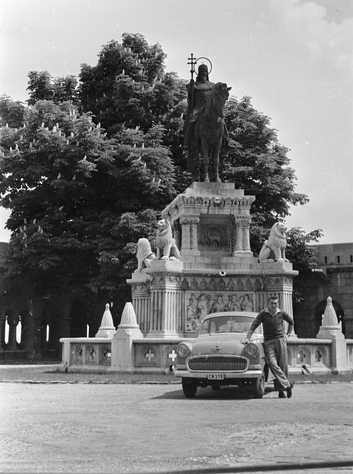 Hungary, Budapest I., Szentháromság tér, Szent István szobra (Stróbl Alajos, 1906.) a Halászbástyánál., 1958, Faragó György, number plate, Budapest, Fortepan #261839