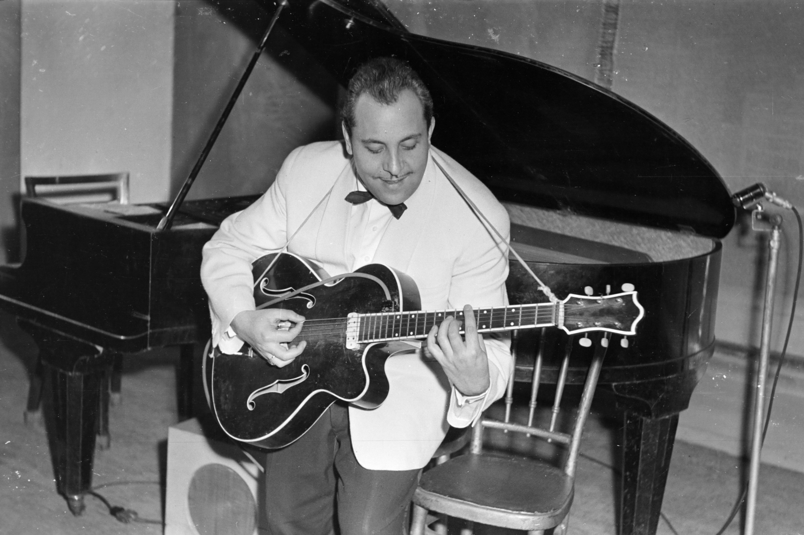 Magyarország, Kovács Andor gitár, a Martiny együttes tagja., 1958, Faragó György, kézben tartani, zenész, jazztörténet, híres ember, gitár, Fortepan #261840
