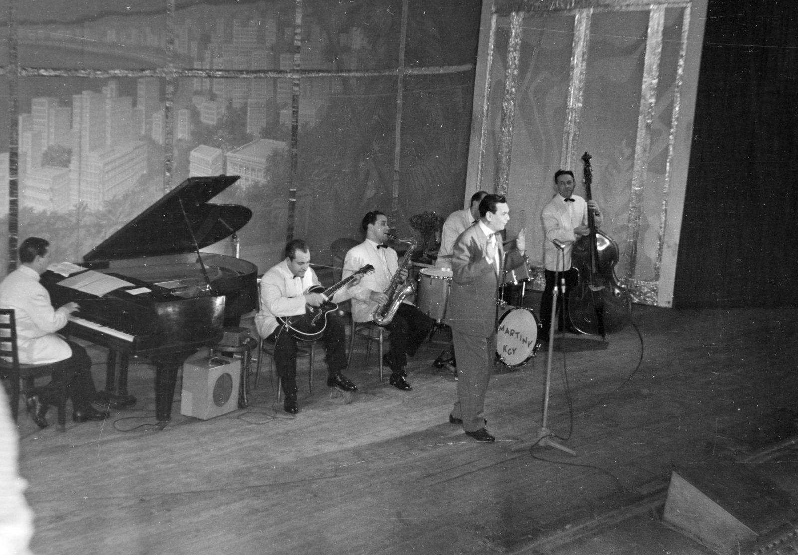 Hungary, Martiny együttes. Martiny Lajos zongora, Kovács Andor gitár, Várady György szaxofon, Kovács Gyula dob, Kratochwill Jenő bőgő. A mikrofonnál Rátonyi Róbert színművész., 1958, Faragó György, band, jazz history, celebrity, stage, Fortepan #261844