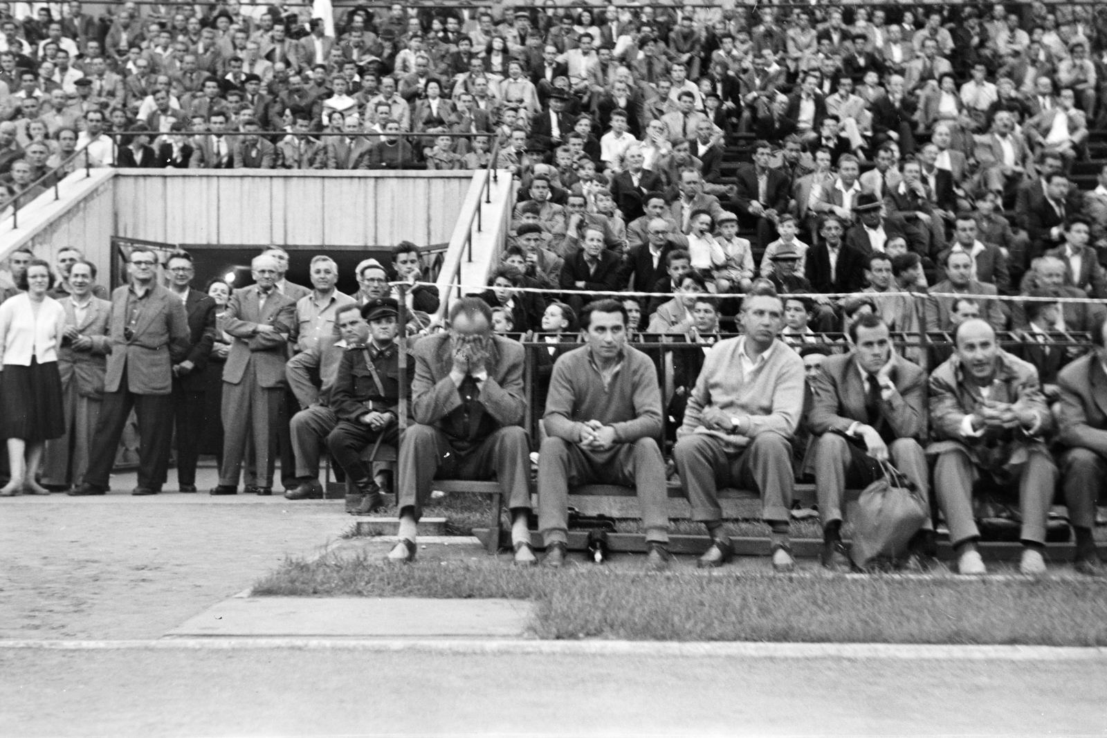 1958, Faragó György, auditorium, fan, spreading, wide sitting, prop up the head, covering the face, Fortepan #261849