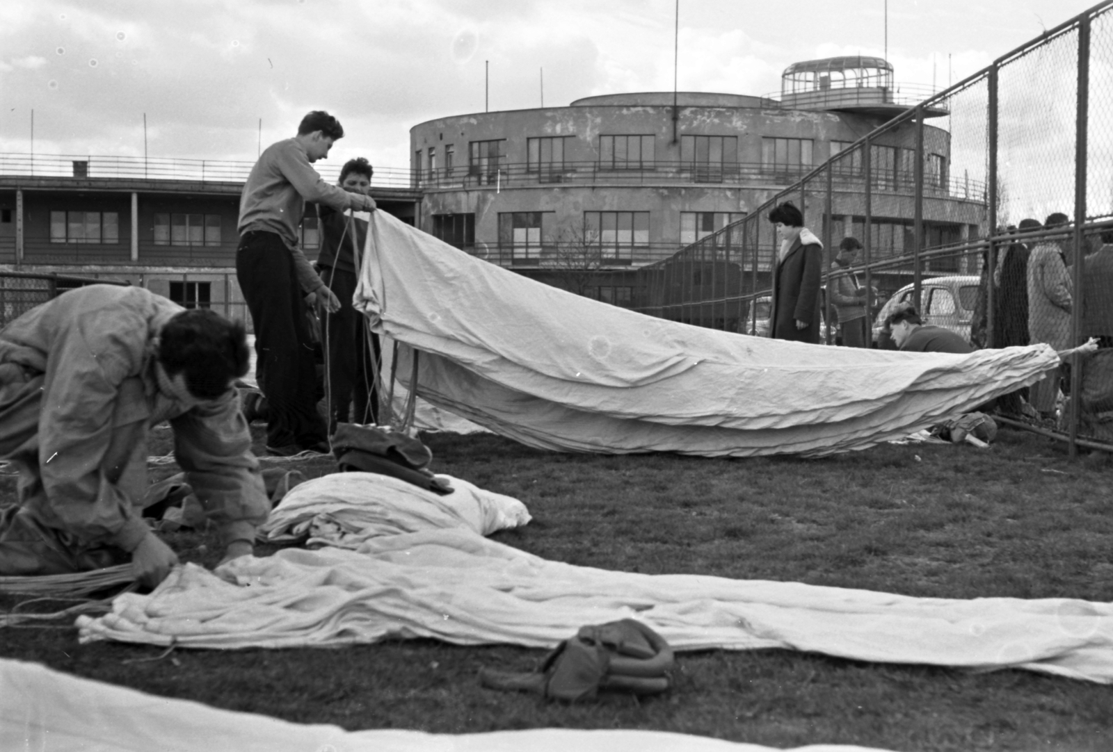 Hungary, Budaörs Airport, Budapest XI., ejtőernyő hajtogatás oktatása, háttérben a forgalmi épület., 1966, MHSZ, airport, parachute, Budapest, Fortepan #26185