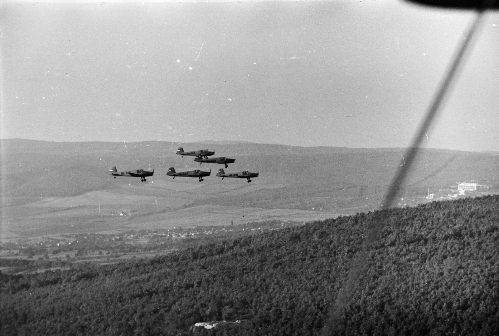Hungary, Budaörs, Zlin-381 Fecske típusú repülőgépek köteléke a budaörsi hegyek felett, háttérben a Budakeszi-medence., 1958, Faragó György, Zlín Z381 Sparrow, airplane, Fortepan #261859