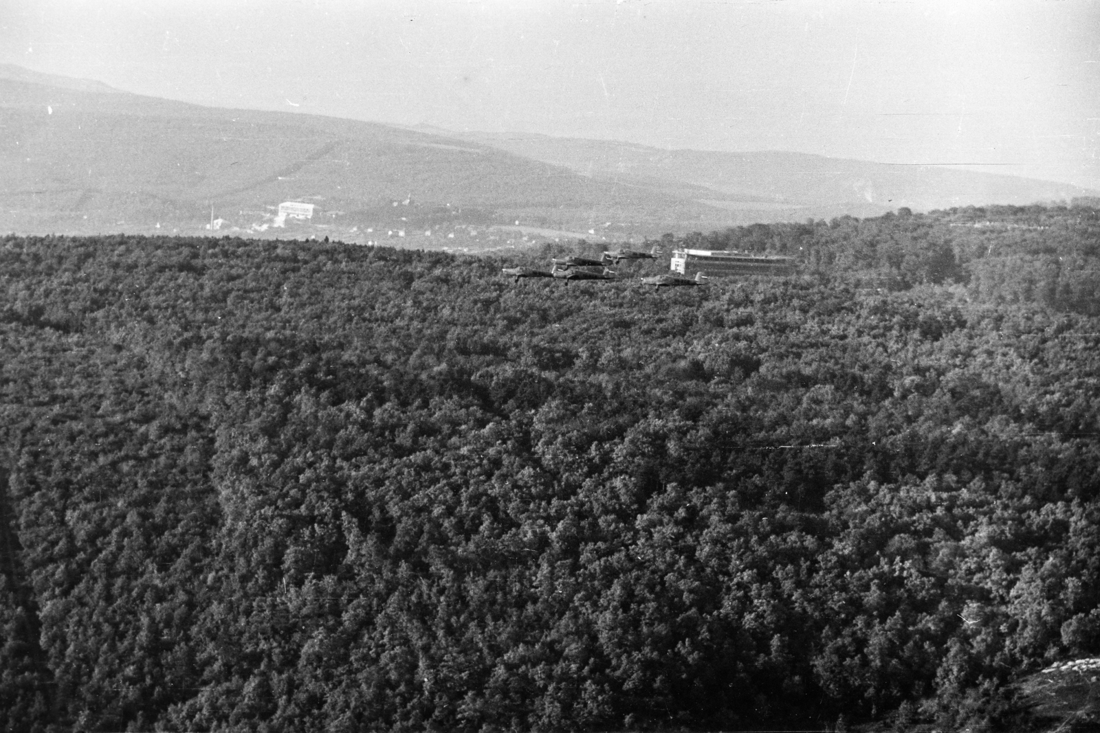 Hungary, Budaörs, Zlin-381 Fecske típusú repülőgépek köteléke a budaörsi hegyek felett, a hegytetőn a Központi Fizikai Kutatóintézet / KFKI épülete látható., 1958, Faragó György, bird's eye view, Fortepan #261861