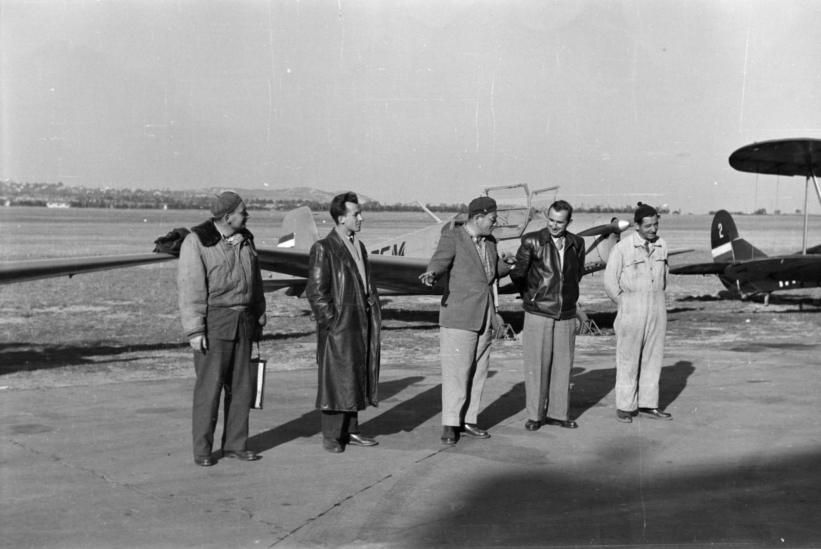 Hungary, Budaörs Airport, Budapest XI., 1958, Faragó György, Budapest, men, talks, leather jacket, Fortepan #261864