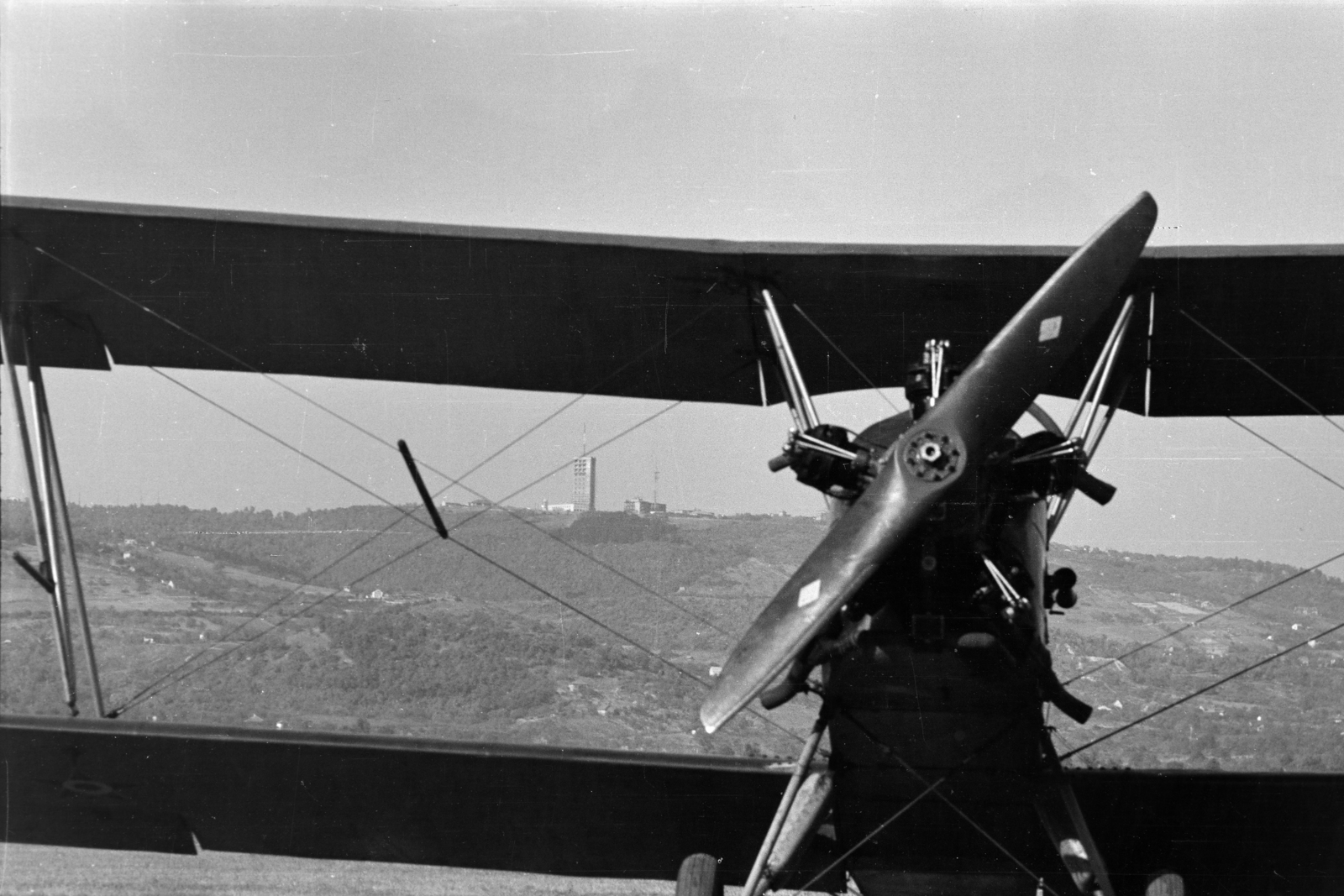 Magyarország, Budaörsi repülőtér, Budapest XI., Polikarpov Po-2 típusú repülőgép a hangár előtt. Háttérben Széchenyihegyi TV torony., 1958, Faragó György, Polikarpov Po-2, Budapest, Fortepan #261866