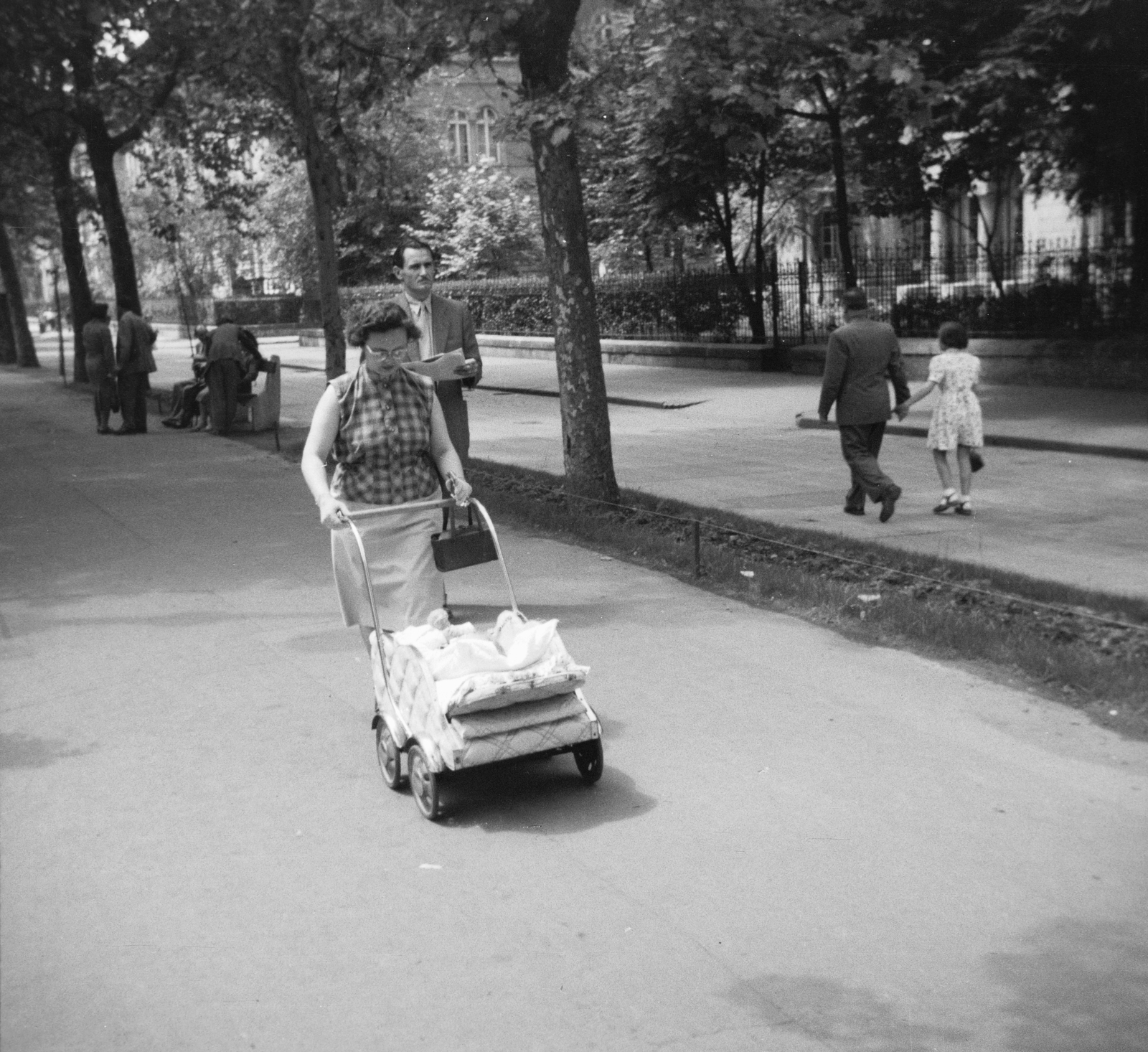 Magyarország, Budapest VI., Andrássy (Sztálin) út, a felvétel a 104. számú épület előtt készült, háttérben a Bajza utca torkolata., 1953, Faragó György, babakocsi, Budapest, Fortepan #261876