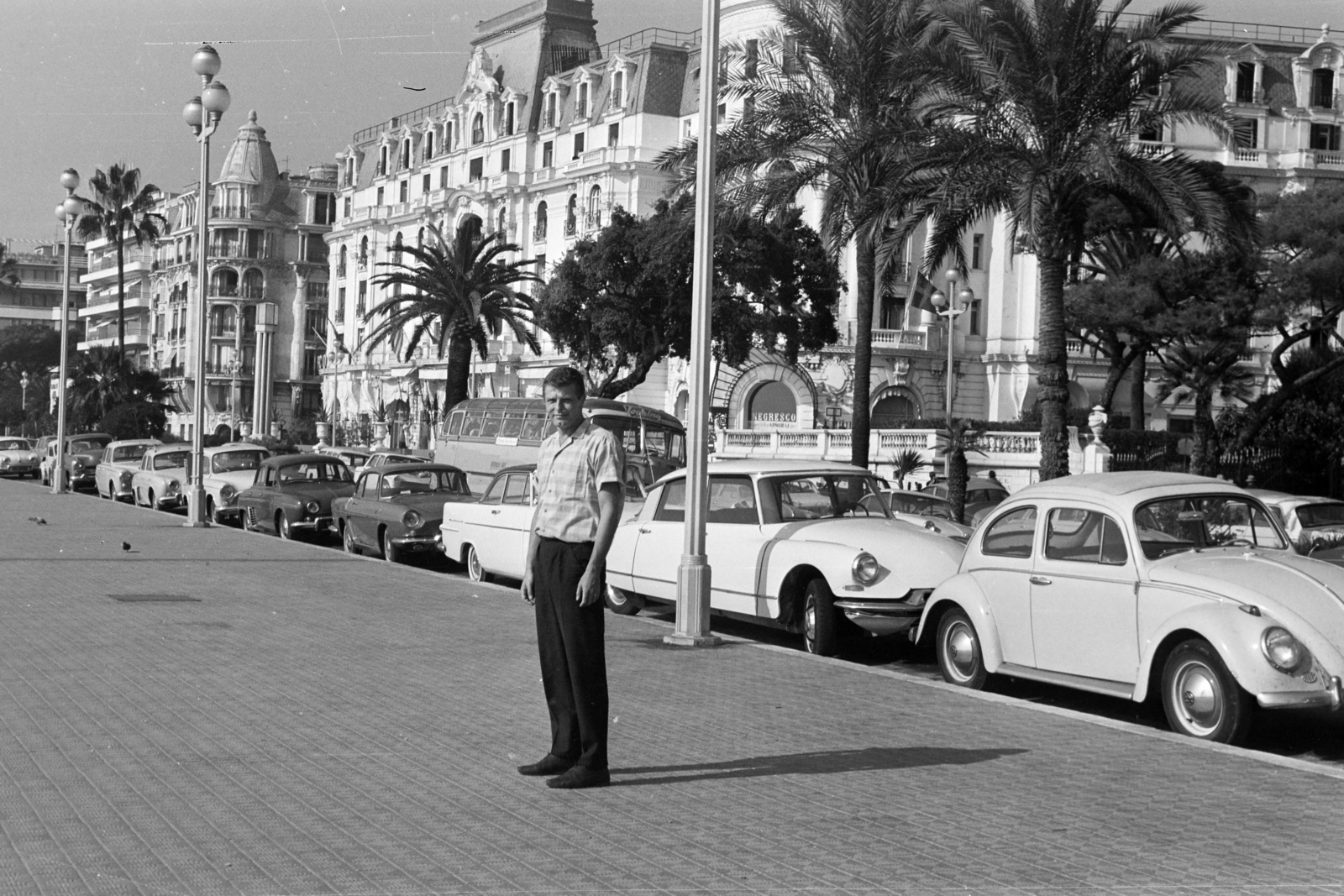 Franciaország, Nizza, Promenade des Anglais, háttérben a Le Chantecler étterem (Hotel Negresco)., 1964, Faragó György, utcakép, automobil, Fortepan #261891