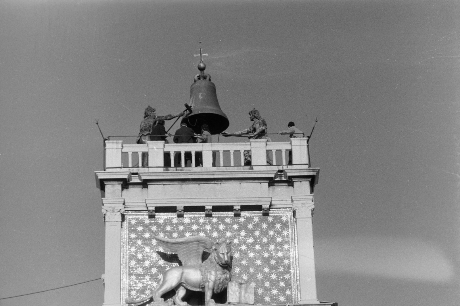 Italy, Venice, Szent Márk tér, Óratorony., 1958, Faragó György, stone lion, monument, sculpture, bell, Fortepan #261905
