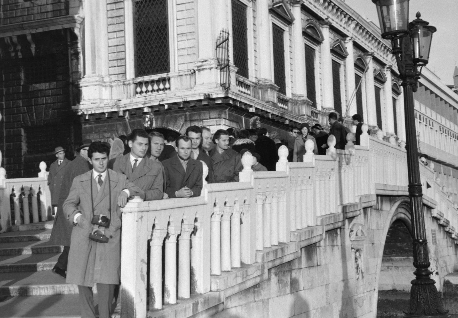 Italy, Venice, Riva degli Schiavoni, a Rio di Palazzo felett átívelő Ponte della Paglia, a turisták mögött a Palazzo delle Prigioni., 1958, Faragó György, railing, camera, Fortepan #261907