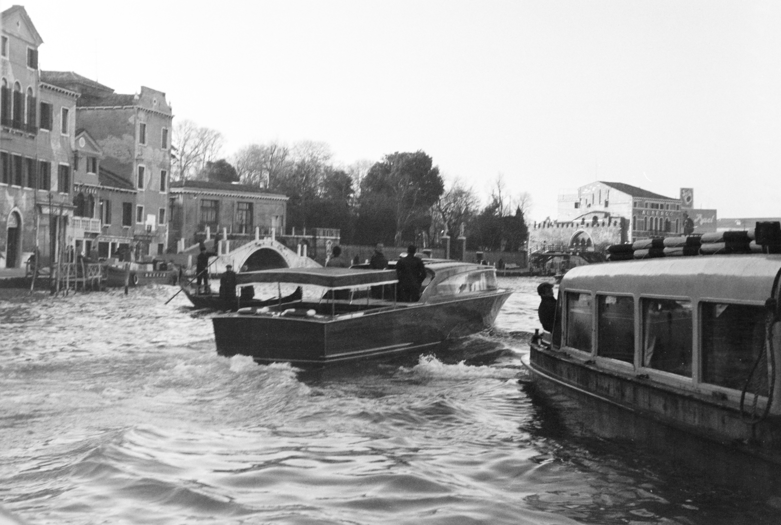 Italy, Venice, Canal Grande a Rio de la Cazziola e de Ca' Rizzi torkolatánál, balra a a Fondamenta San Simeone Piccolo-n a Casa Minotti, távolabb jobbra a Hotel Santa Chiara., 1958, Faragó György, rowing boat, canal, passenger ship, Fortepan #261908
