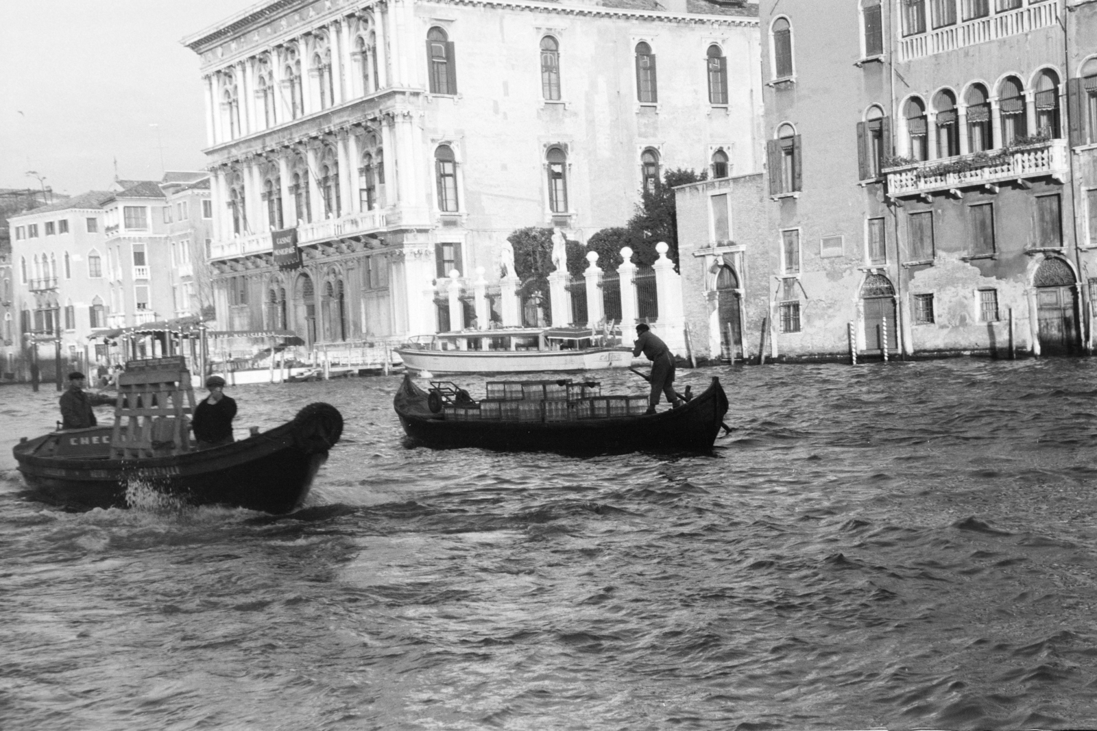 Olaszország, Velence, Canal Grande, szemben kissé balra a Ca' Vendramin Calergi reneszánsz palota látható., 1958, Faragó György, hullámzás, gondola, Fortepan #261910