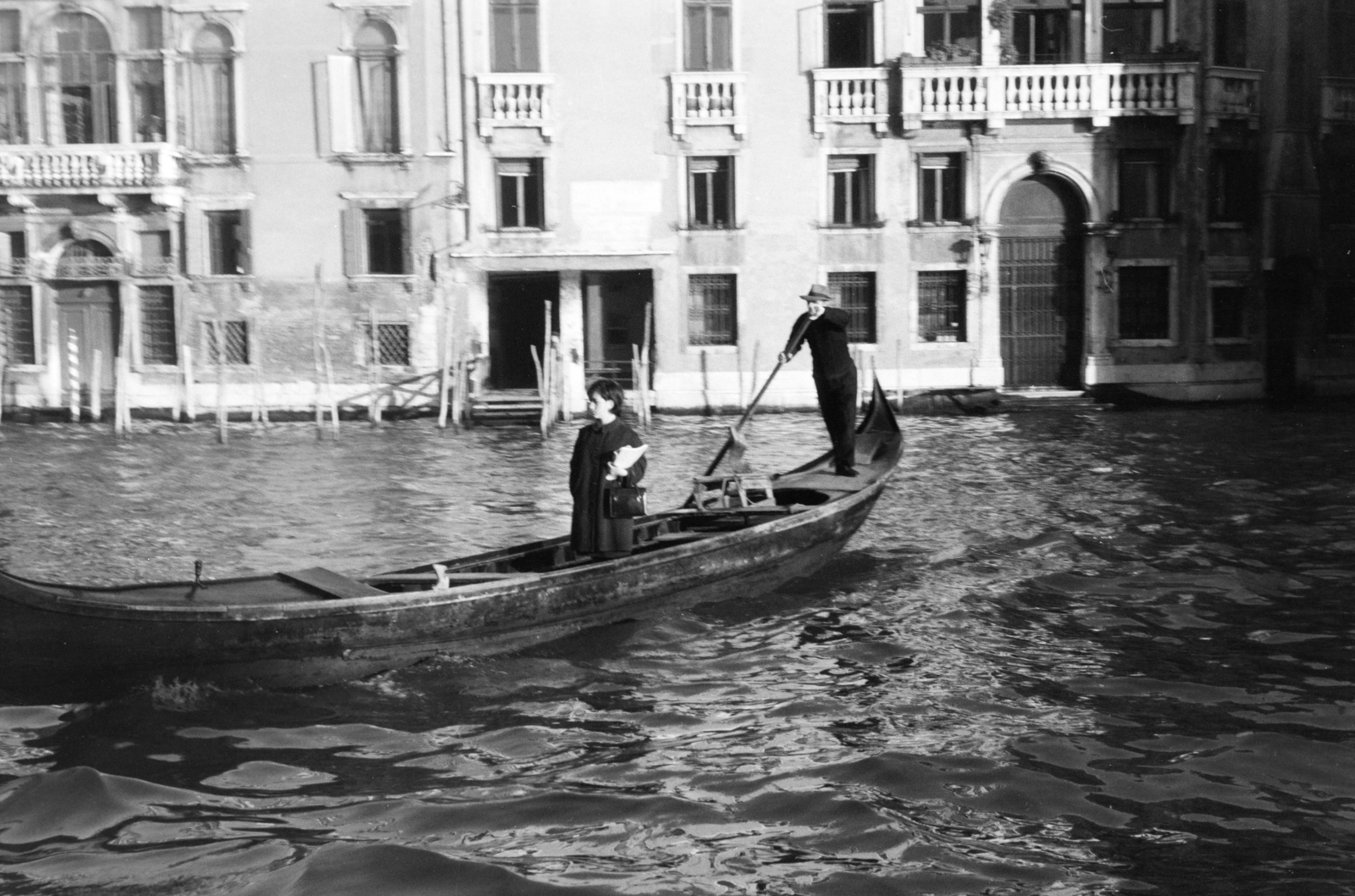 Italy, Venice, a felvétel a Canal Grande-n készült, a háttérben balra a Palazzo Emo alla Maddalena, jobbra a Palazzo Molin Querini (más néven Palazzo Molin Gaspari) látható., 1958, Faragó György, wave, rowing boat, Fortepan #261911