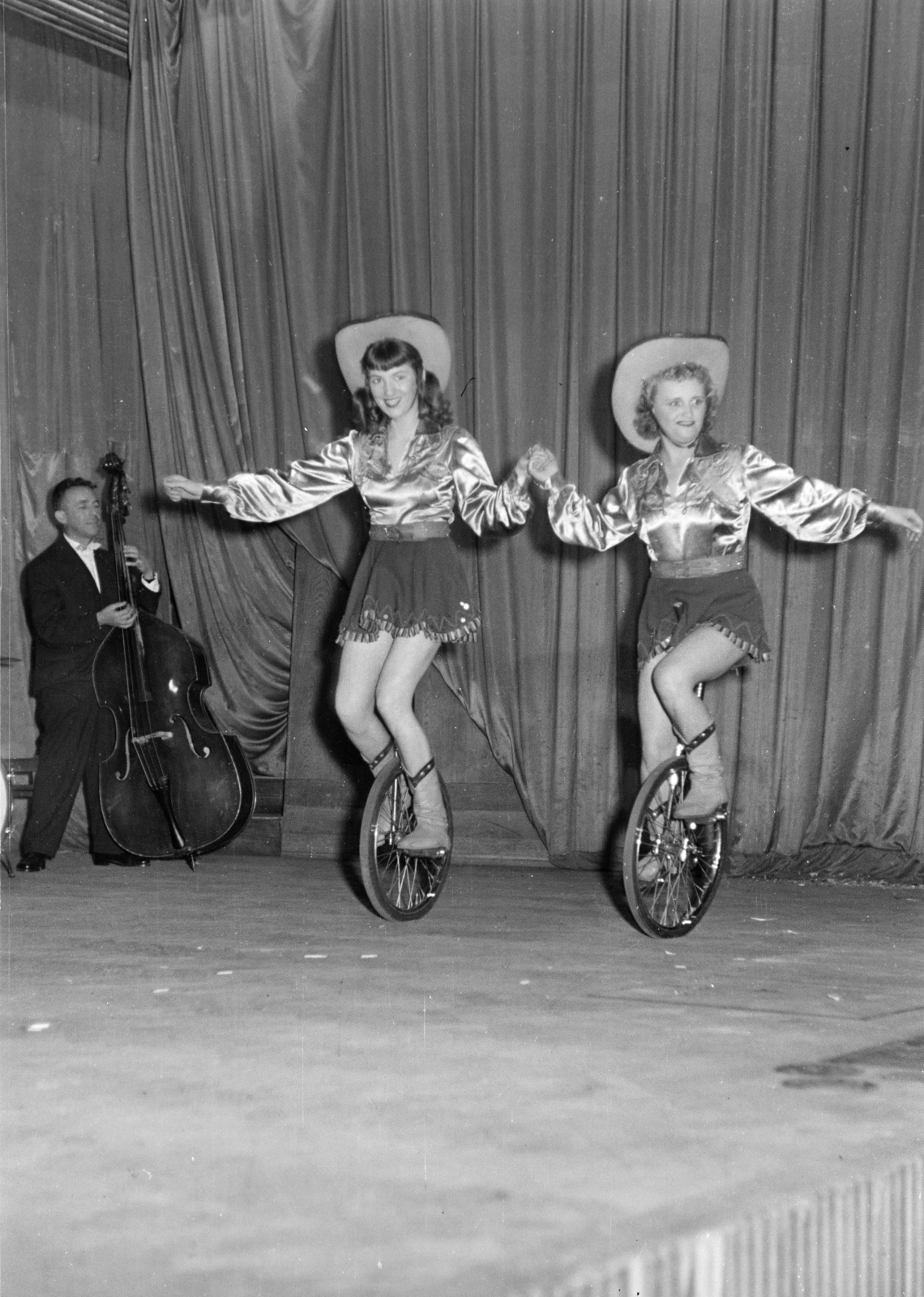 Hungary, Budapest VI., Dózsa György út 84., a MÉMOSZ (Magyarországi Építőipari Munkások Országos Szövetsége) székháza, nagyterem. Háttérben balra bőgővel Kratochwill Jenő, a Martiny együttes tagja., 1954, Faragó György, Budapest, music, feat, play, unicycle, Fortepan #261914