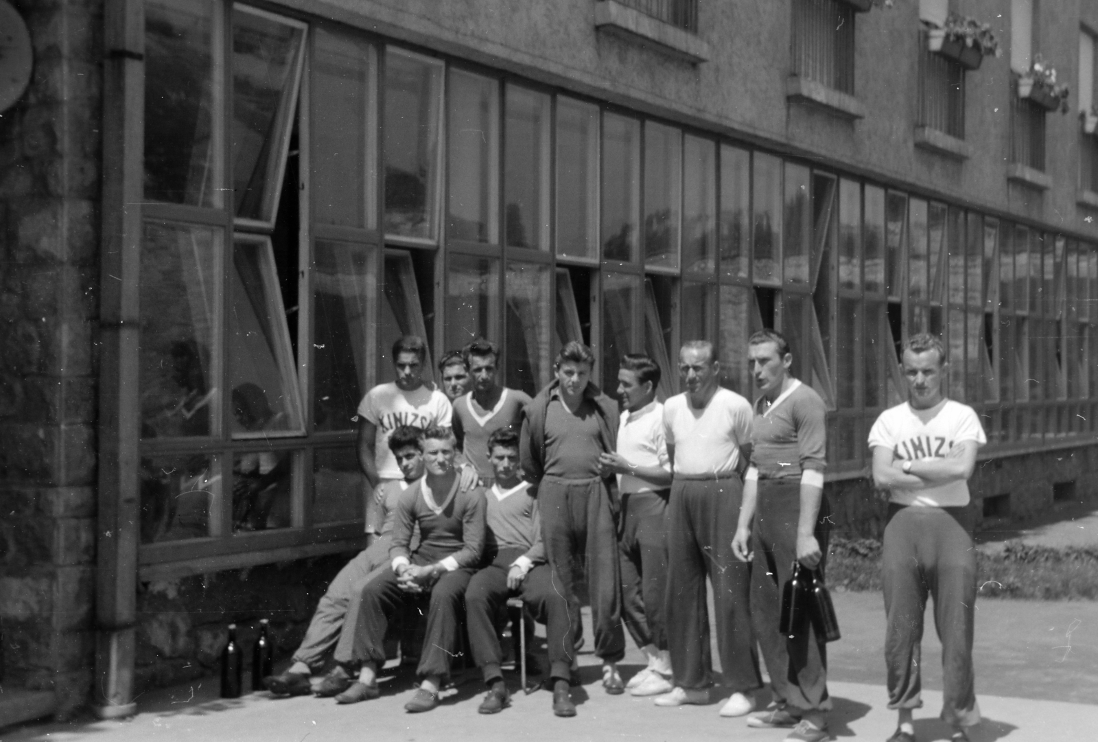 Hungary, Tata, labdarúgók az edzőtábor főépülete előtt. Bal szélen Dalnoki Jenő áll, előtte Machos Ferenc ül. Jobb szélen Dékány Ferenc és mellette Faragó Lajos áll., 1954, Faragó György, soccer team, tableau, arms crossed over the chest, Fortepan #261919
