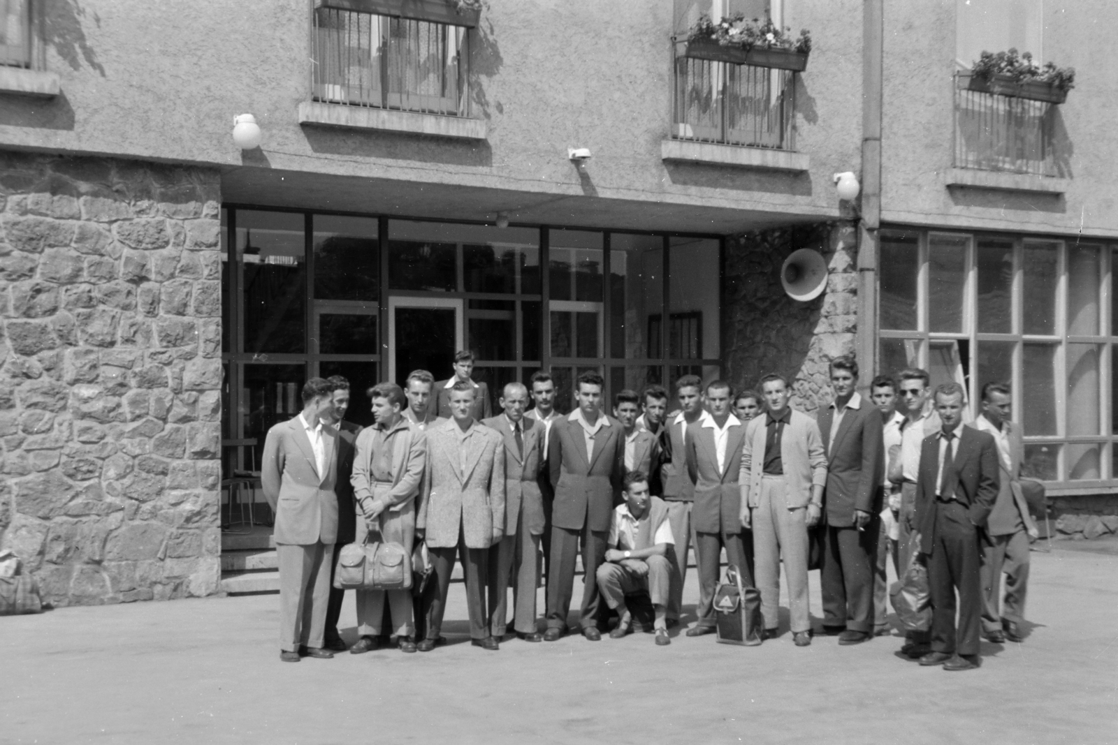 Magyarország, Tata, labdarúgók az edzőtábor főépülete előtt., 1954, Faragó György, csoportkép, virágláda, hangszóró, Fortepan #261920