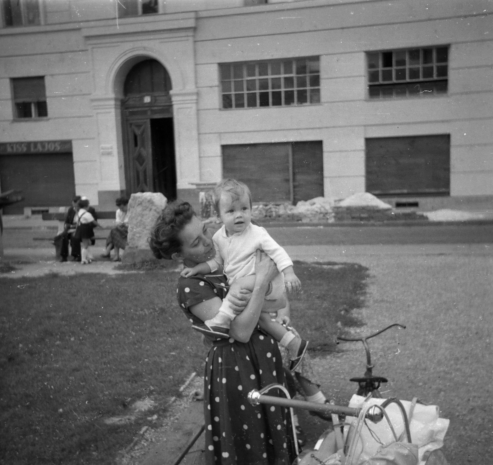 Hungary, Budapest V., Március 15. tér, háttérben az 1-es számú ház., 1954, Faragó György, Budapest, photo aspect ratio: square, hold in arms, kid, mother, Fortepan #261929