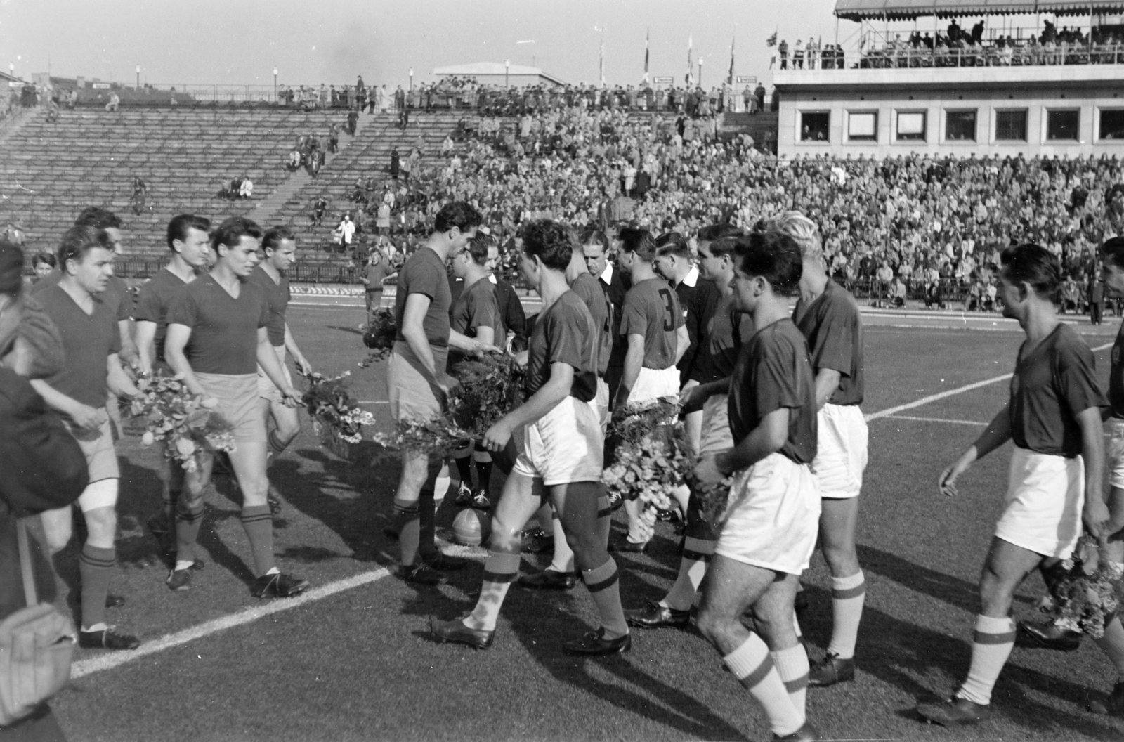 Hungary, Népstadion, Budapest XIV., Vasas - CDNA Sofia 6:1 (2:1) labdarúgó bajnokcsapatok Európa Kupája visszavágó mérkőzés., 1957, Faragó György, bouquet, football, Budapest, Fortepan #261935