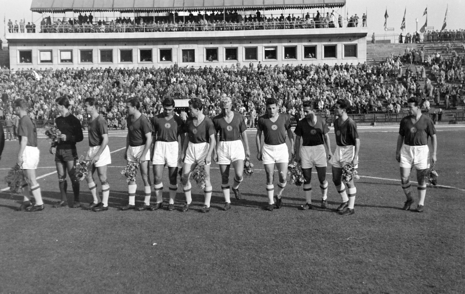 Magyarország, Népstadion, Budapest XIV., Vasas - CDNA Sofia 6:1 (2:1) labdarúgó bajnokcsapatok Európa Kupája visszavágó mérkőzés., 1957, Faragó György, nézőtér, virágcsokor, futballcsapat, Budapest, Fortepan #261936