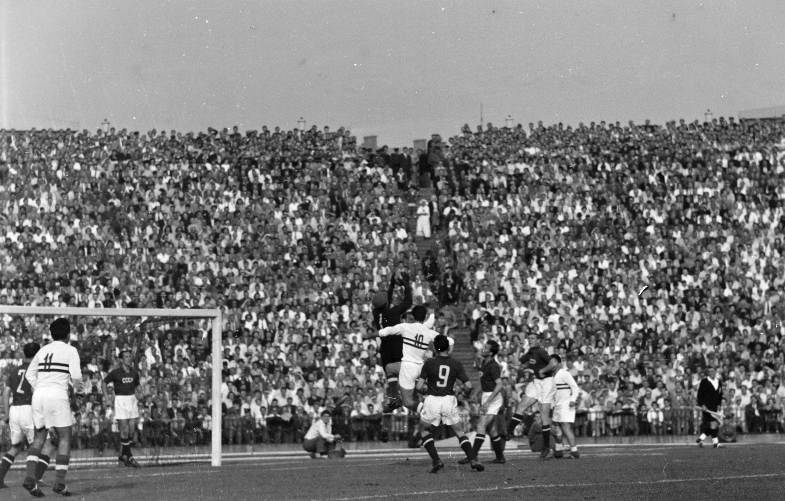 Hungary, Népstadion, Budapest XIV., 1957. szeptember 22. Magyarország - Szovjetunió 1:2, barátságos válogatott labdarúgó-mérkőzés. Beljajev szovjet kapus hárít Bundzsák (10) és Lenkei (11) elől., 1957, Faragó György, Budapest, football, Fortepan #261939